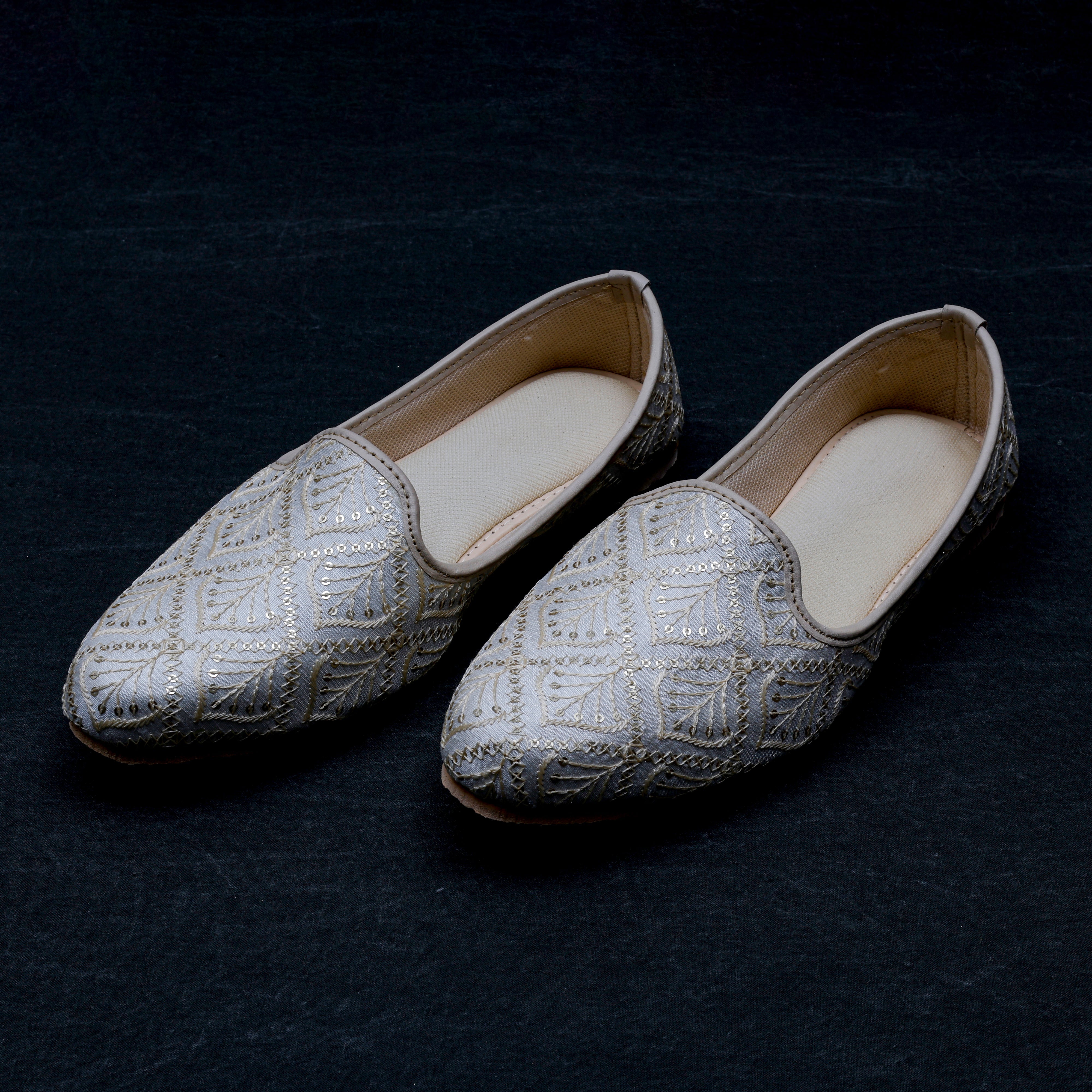 Handcrafted White Closed Toe Jutti