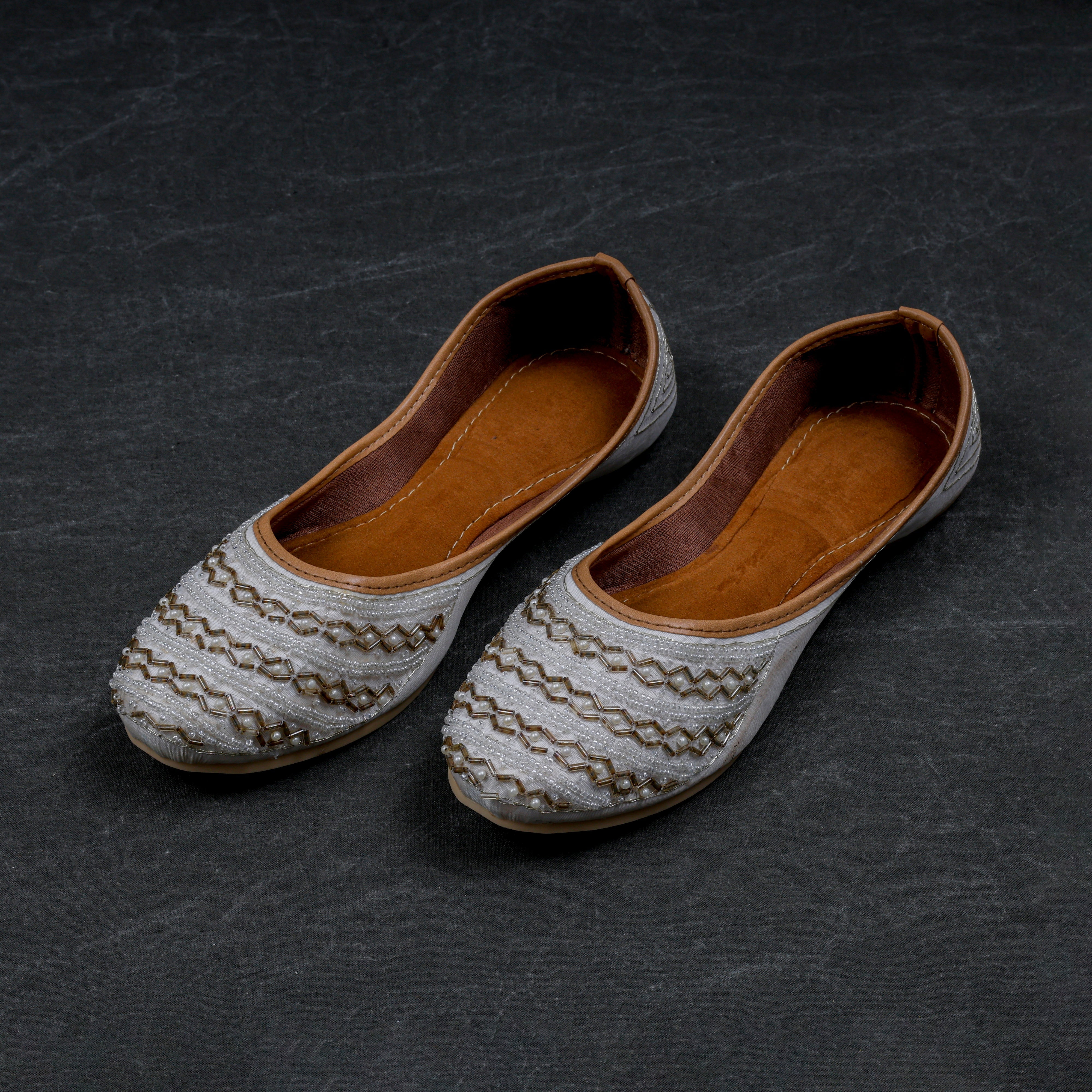 Off White Textured Artisan Jutti
