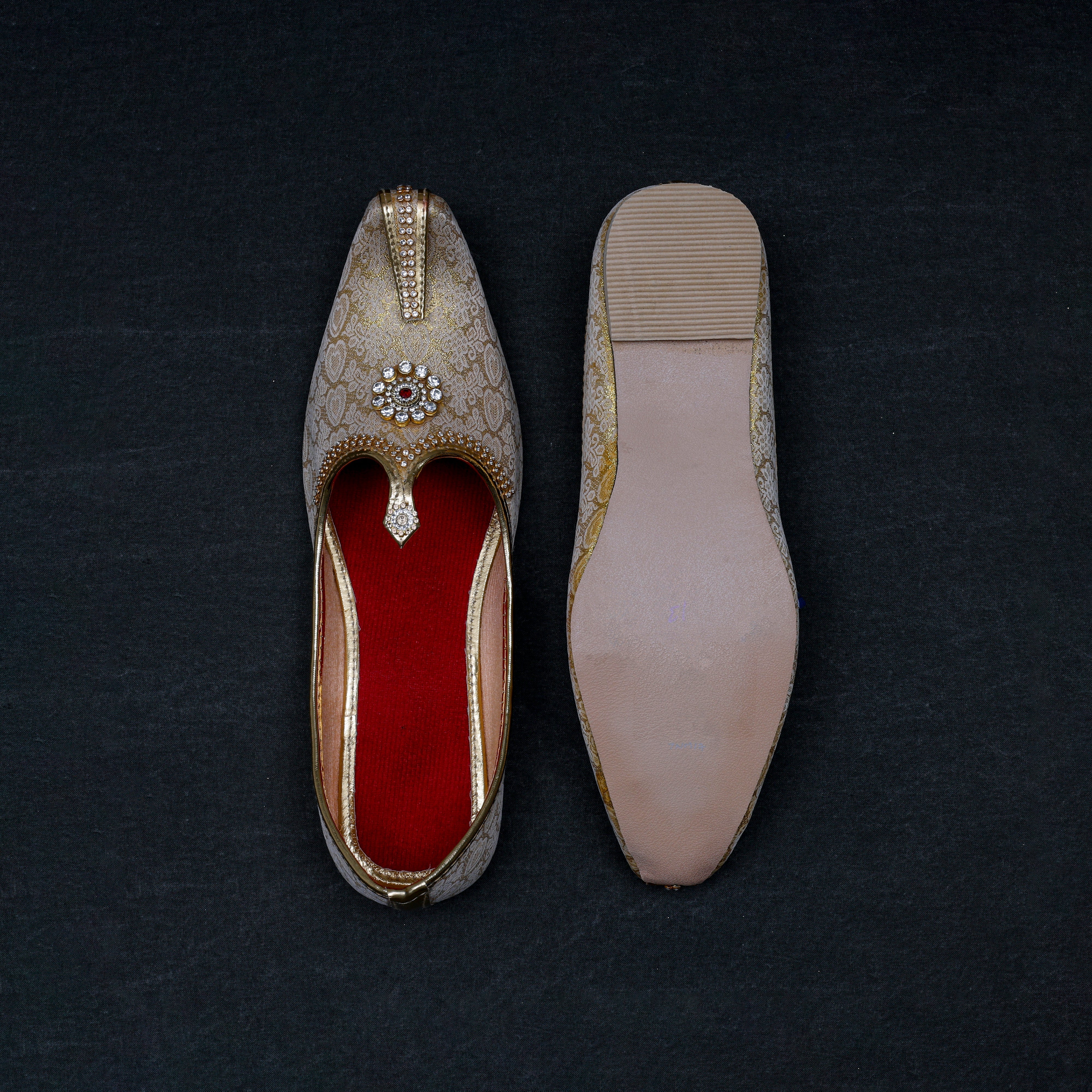 Handcrafted Gold Two Tone Mojari
