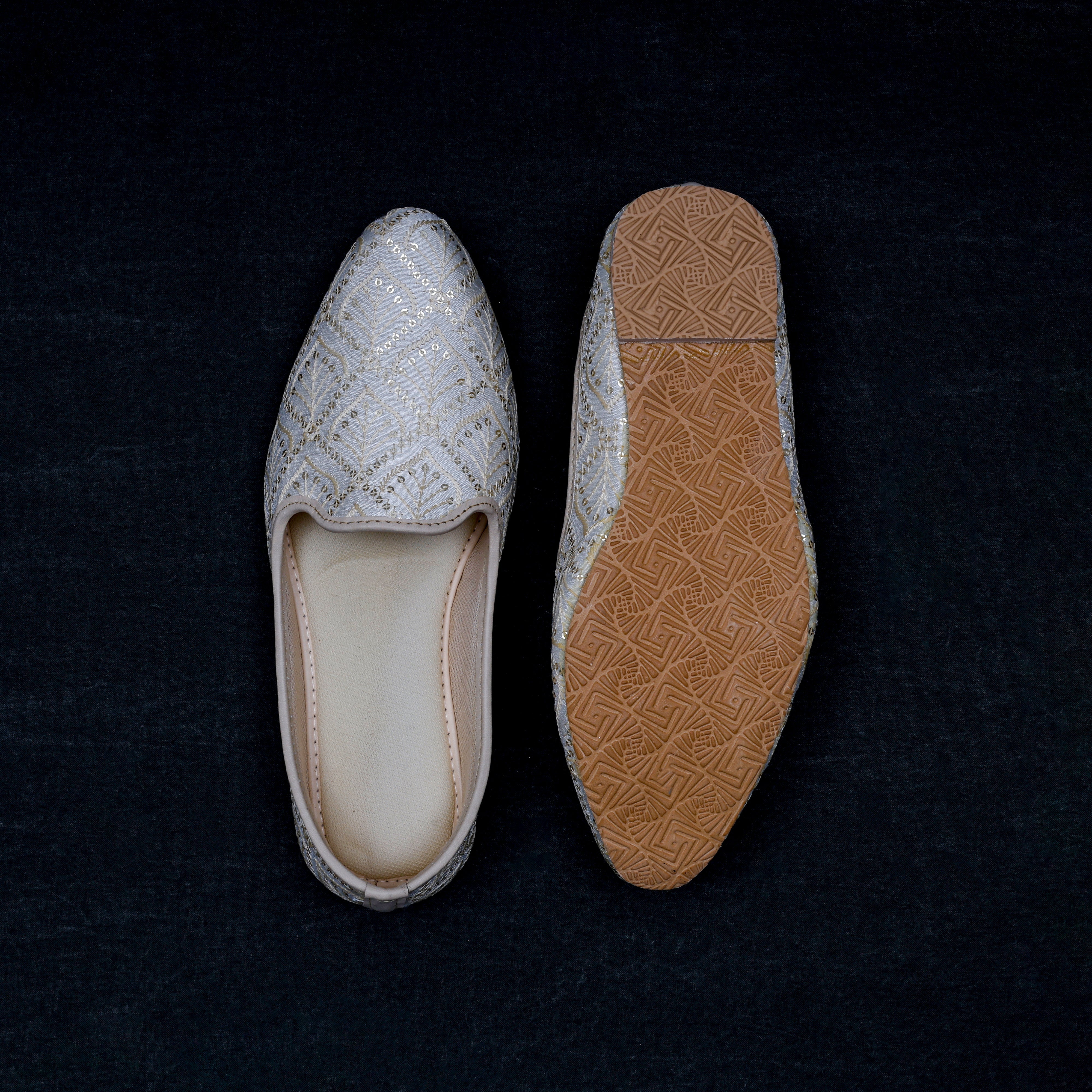 Handcrafted White Closed Toe Jutti