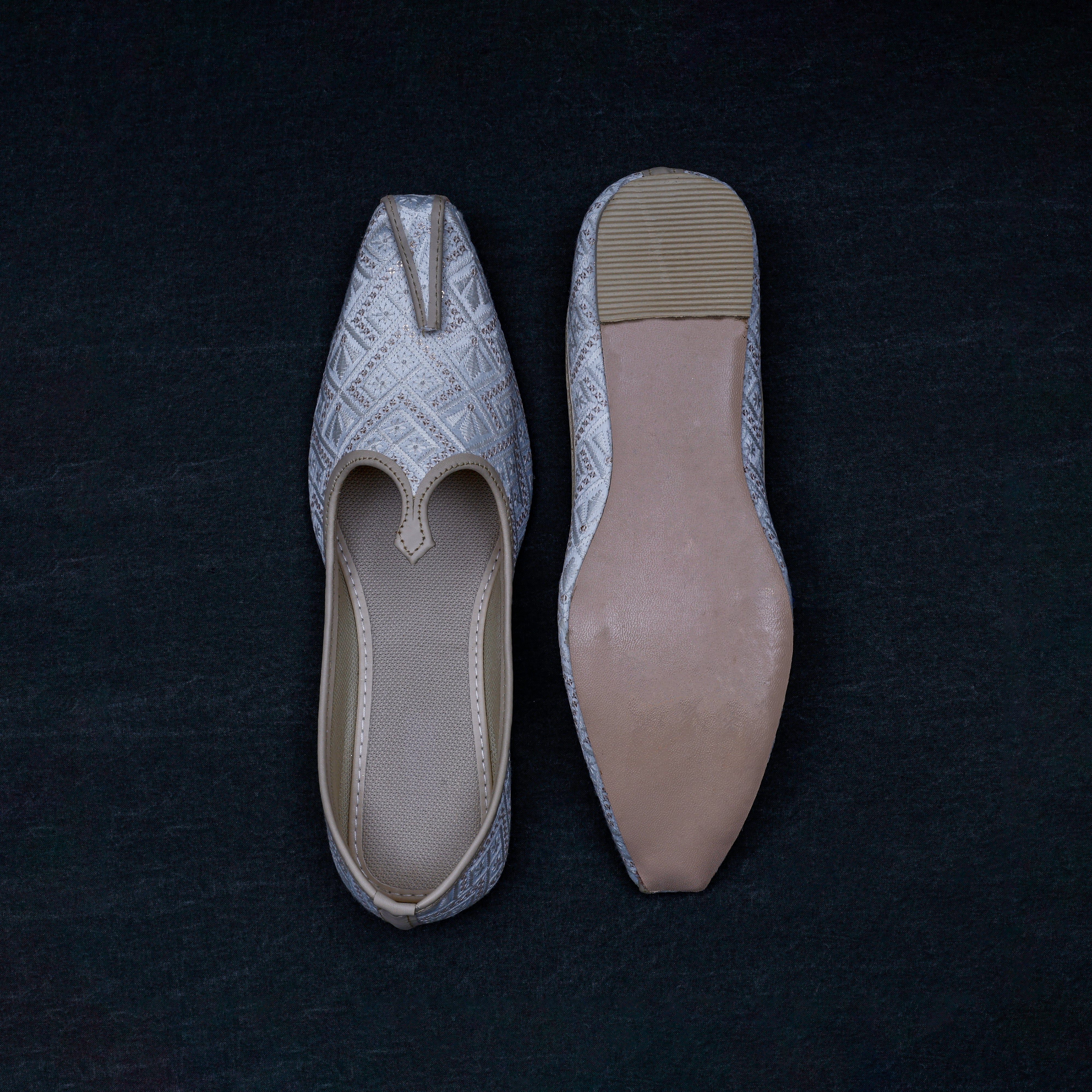 White Closed Toe Traditional Mojari
