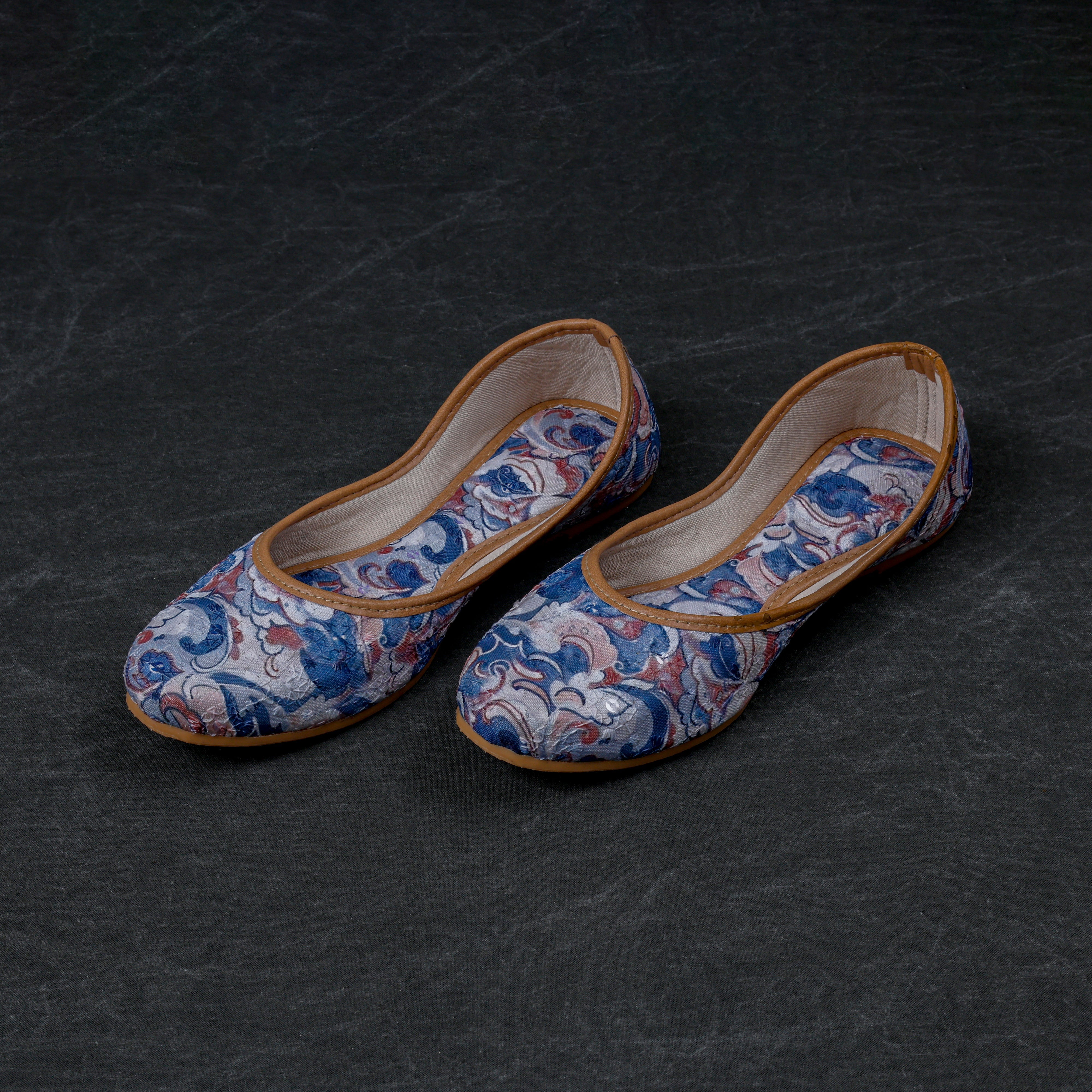 Textured Multicolor Closed Toe Jutti