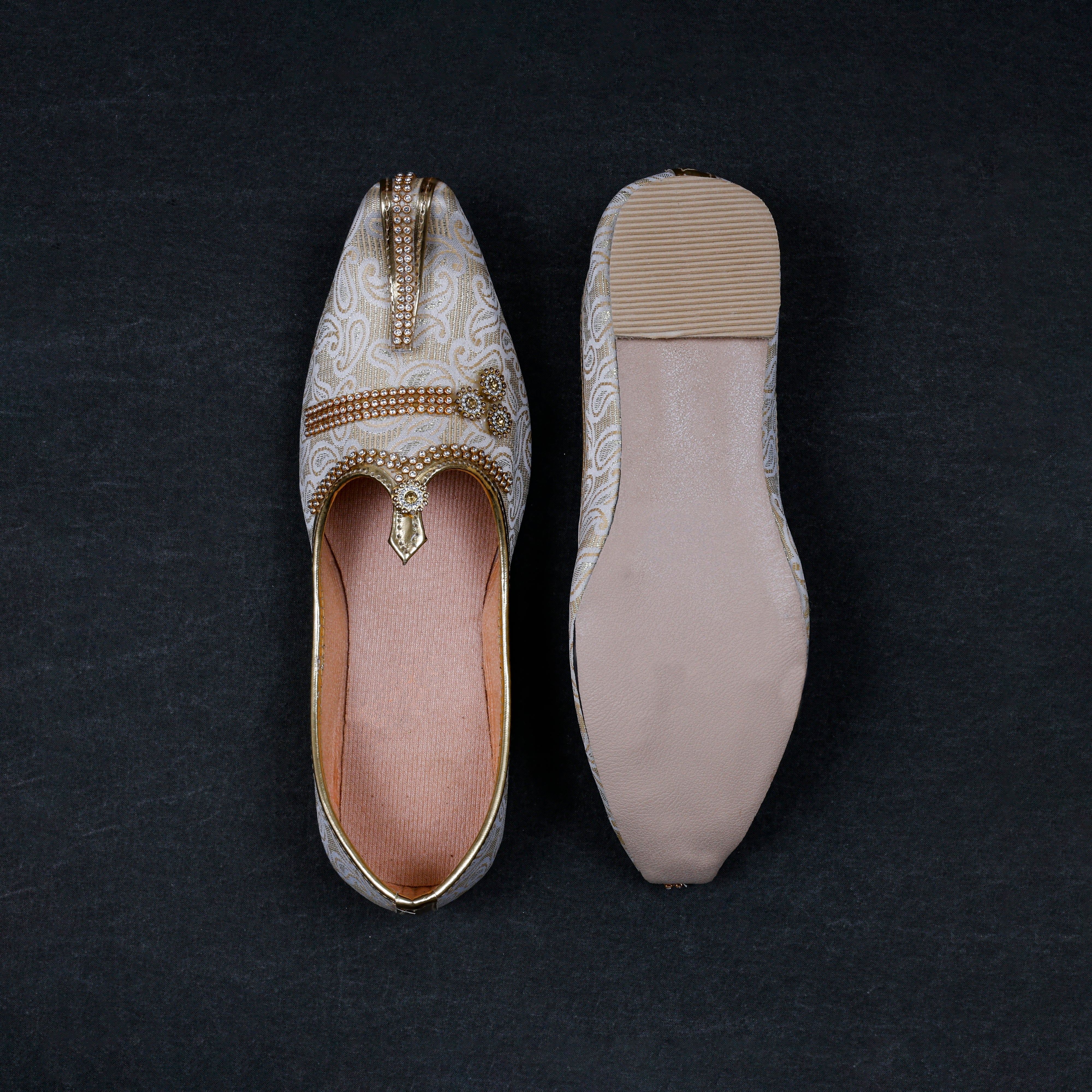 Artisan Mojari in Off White