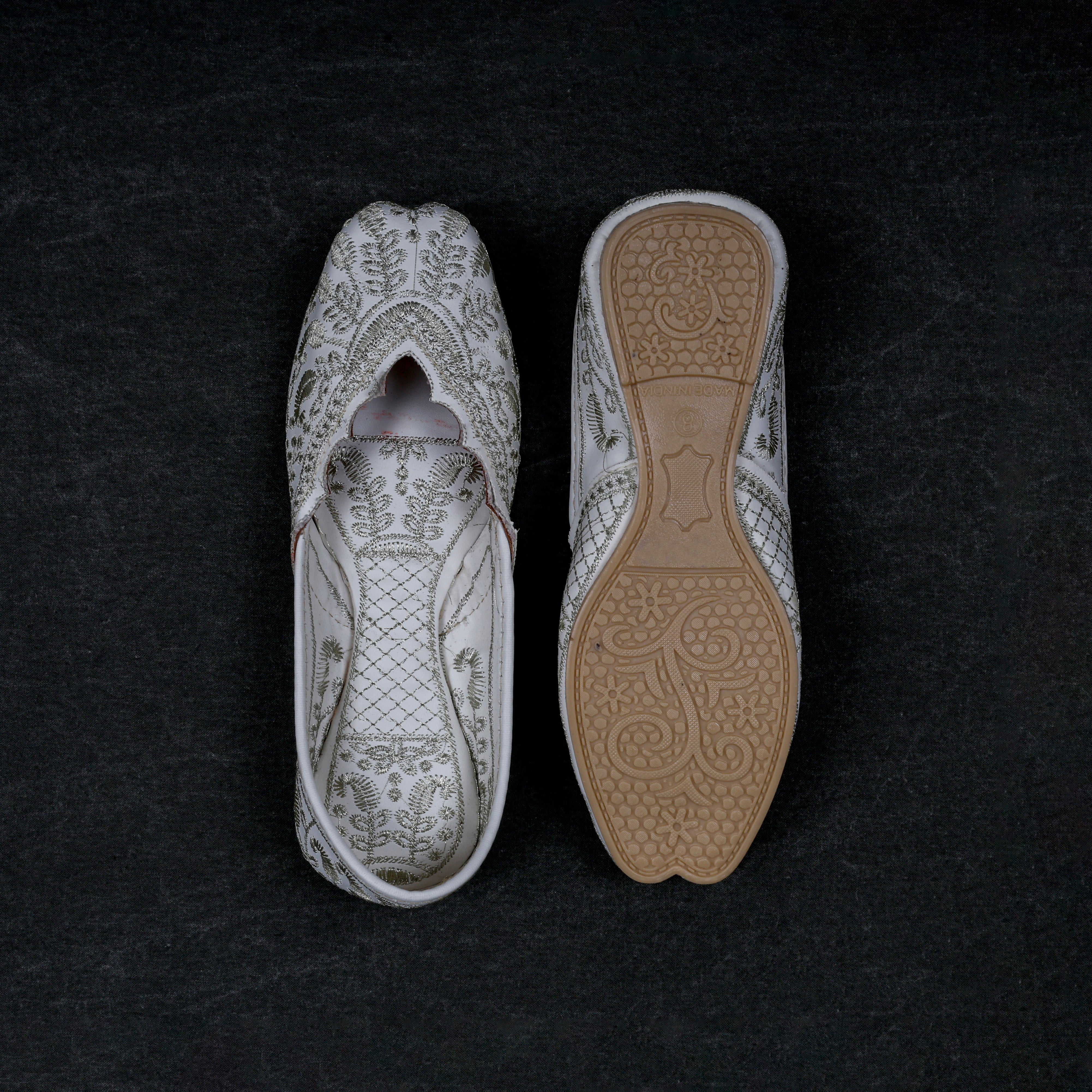 Off White Textured Rexine Closed Toe Jutti