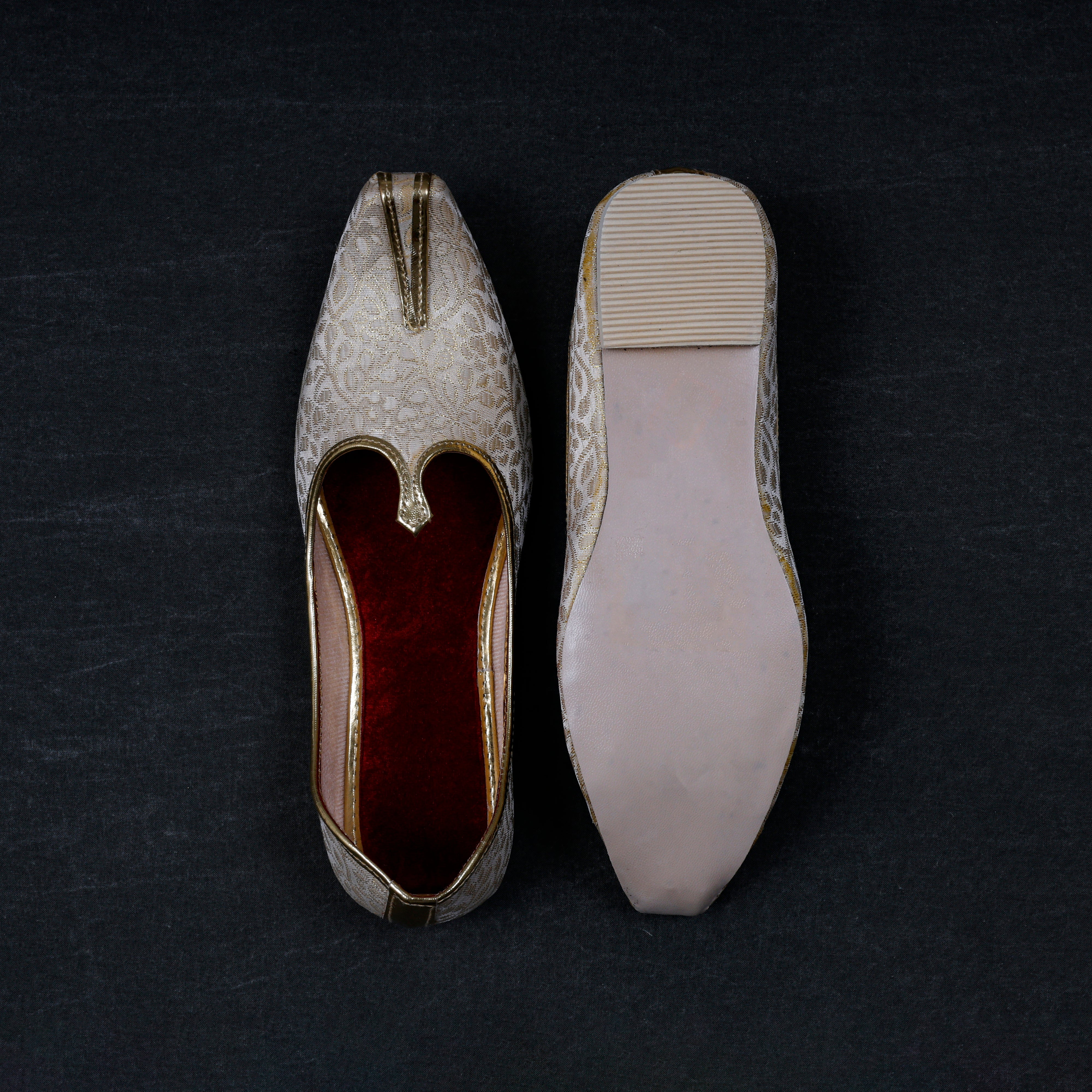 Gold Mojari with Textured Detailing