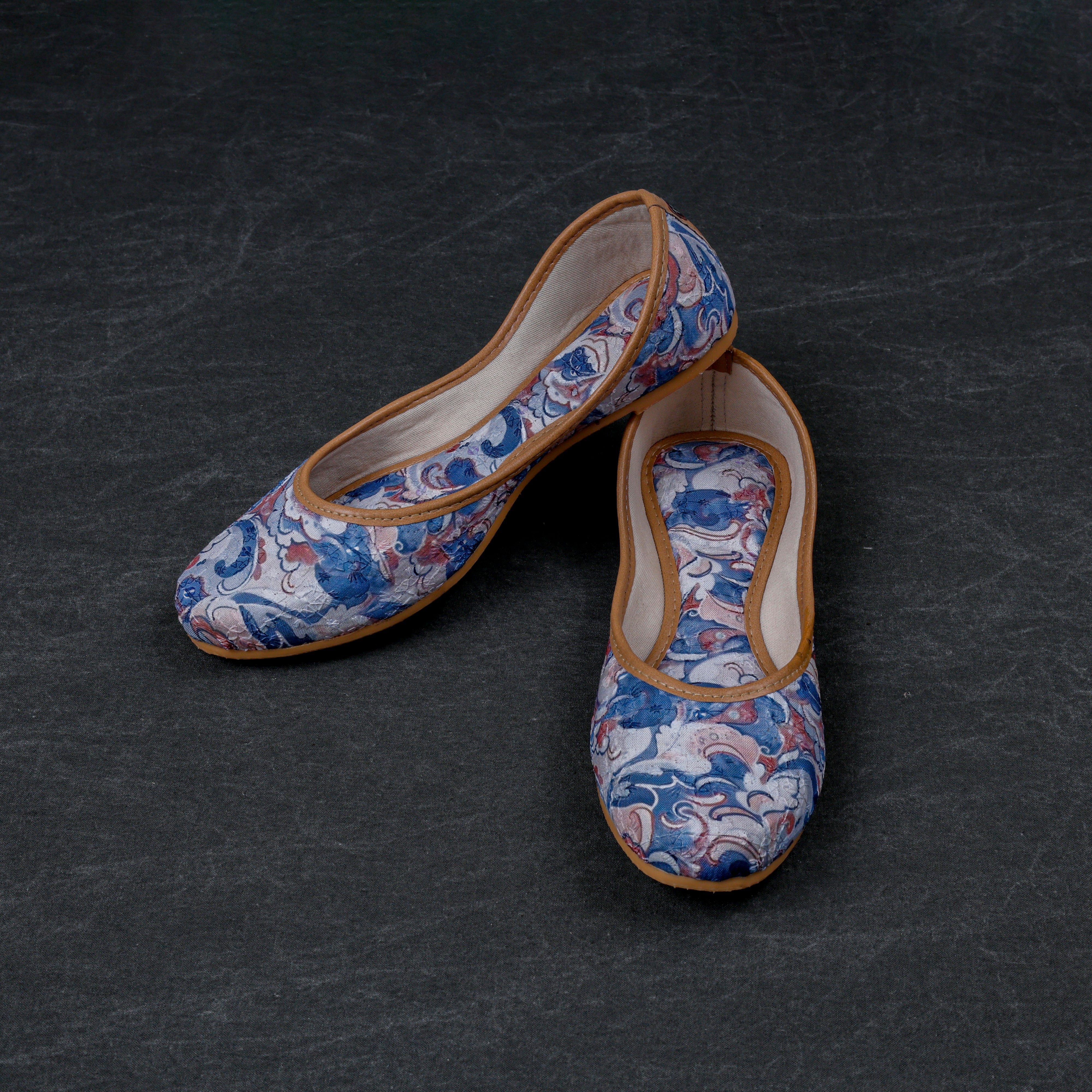 Textured Multicolor Closed Toe Jutti