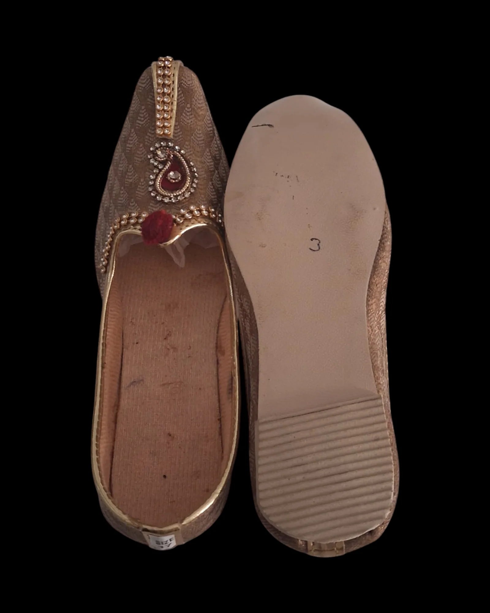 Gold Textured Pointed Mojari