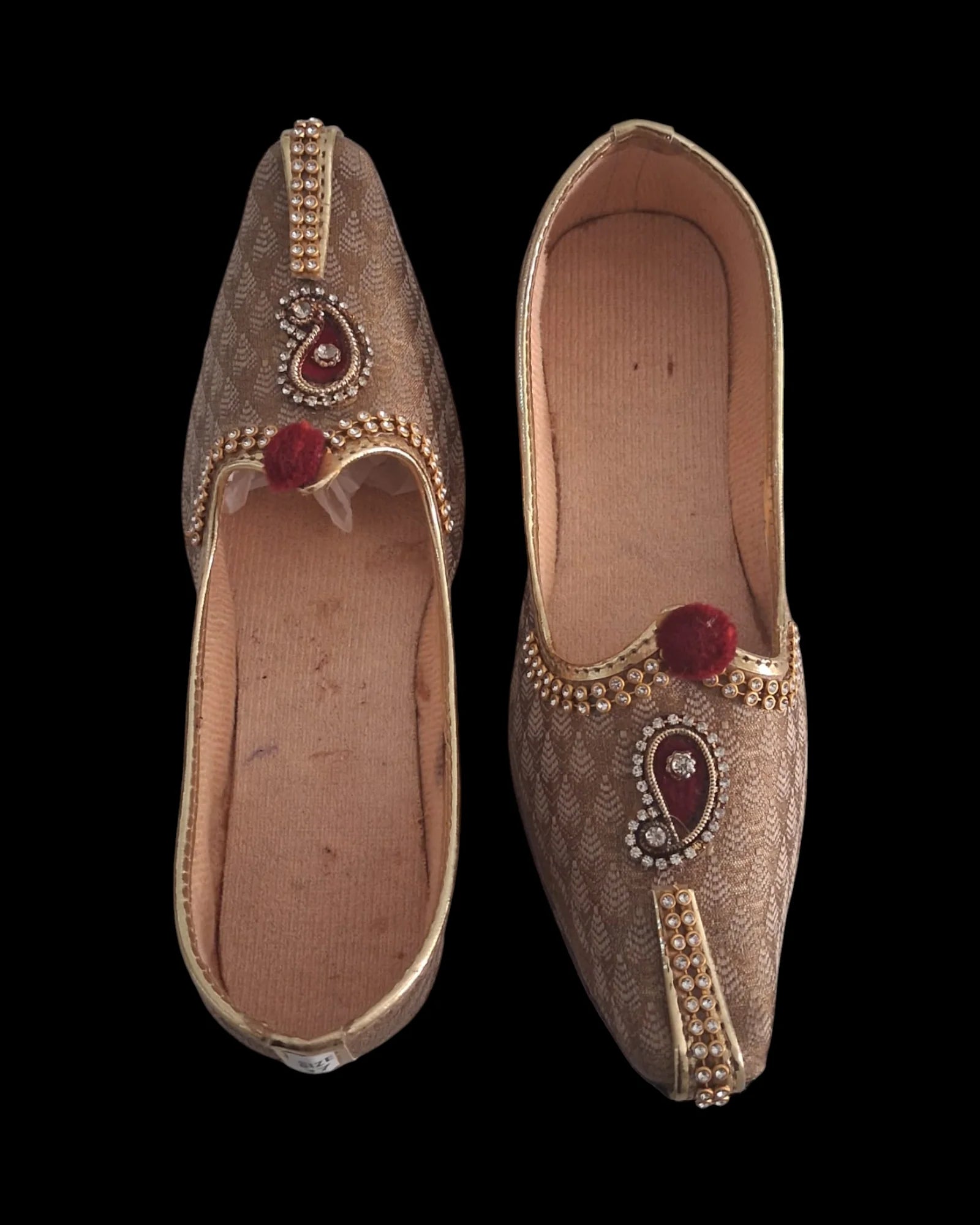 Gold Textured Pointed Mojari