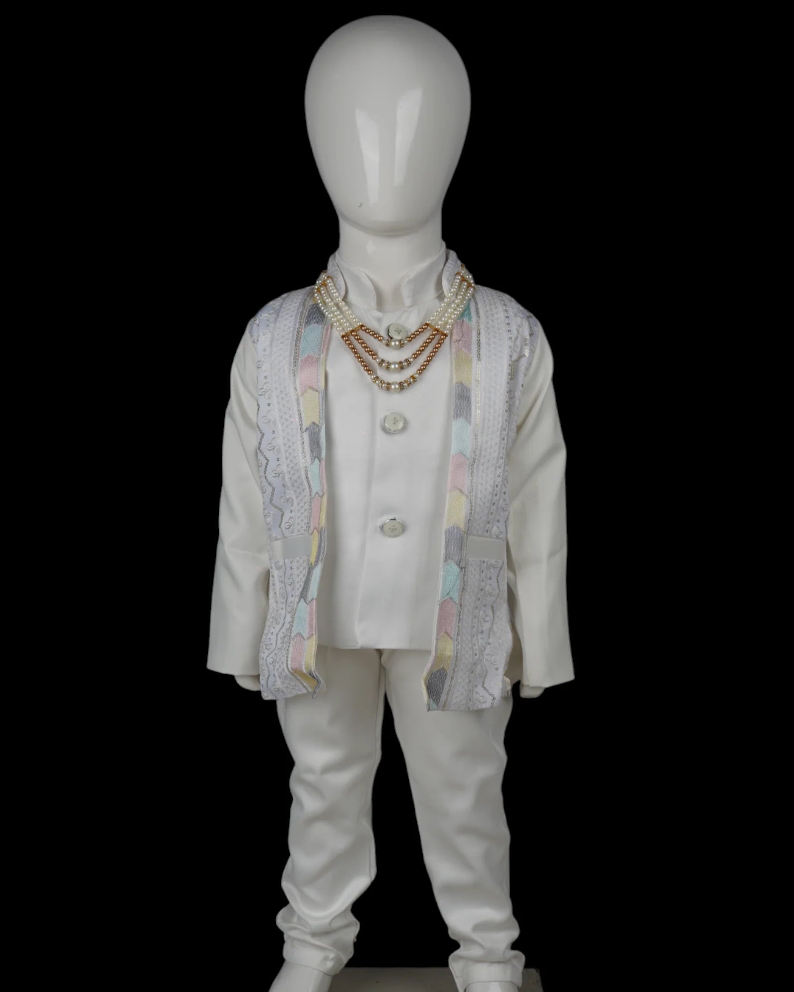 Captivate the crowd in this embroidered sherwani