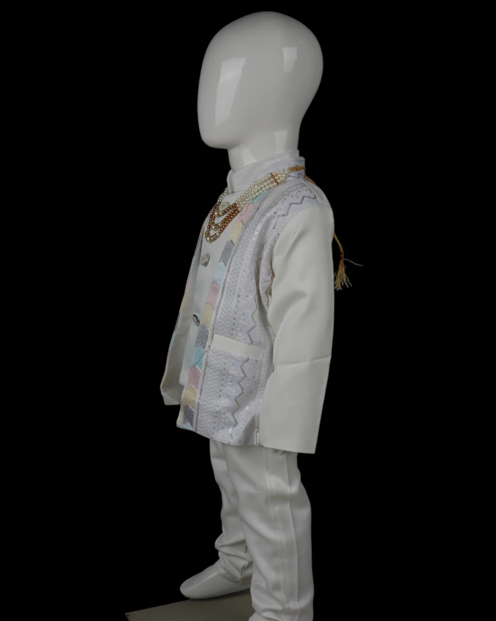 Captivate the crowd in this embroidered sherwani