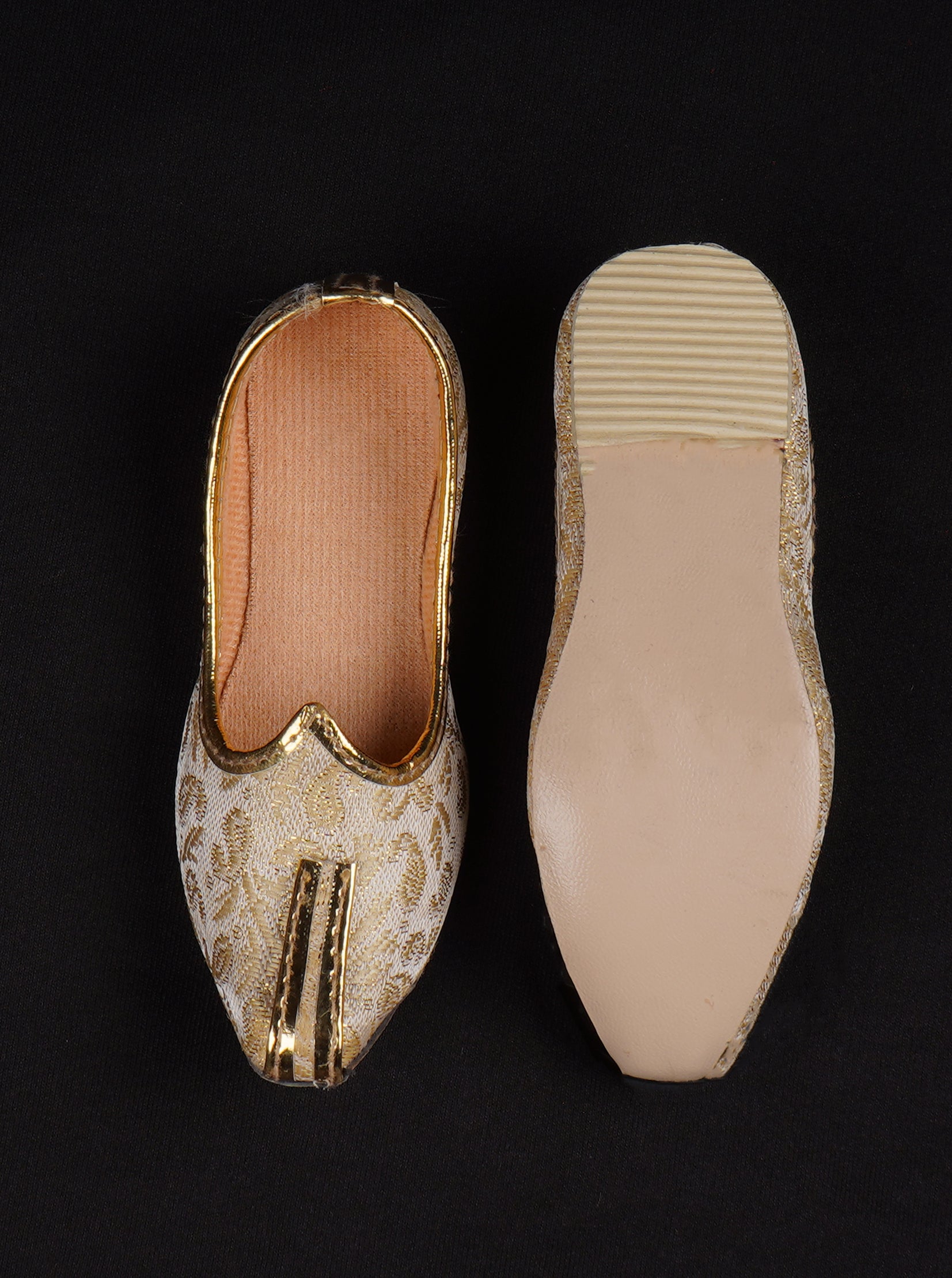 Gold Textured Artisan Pointed Mojari