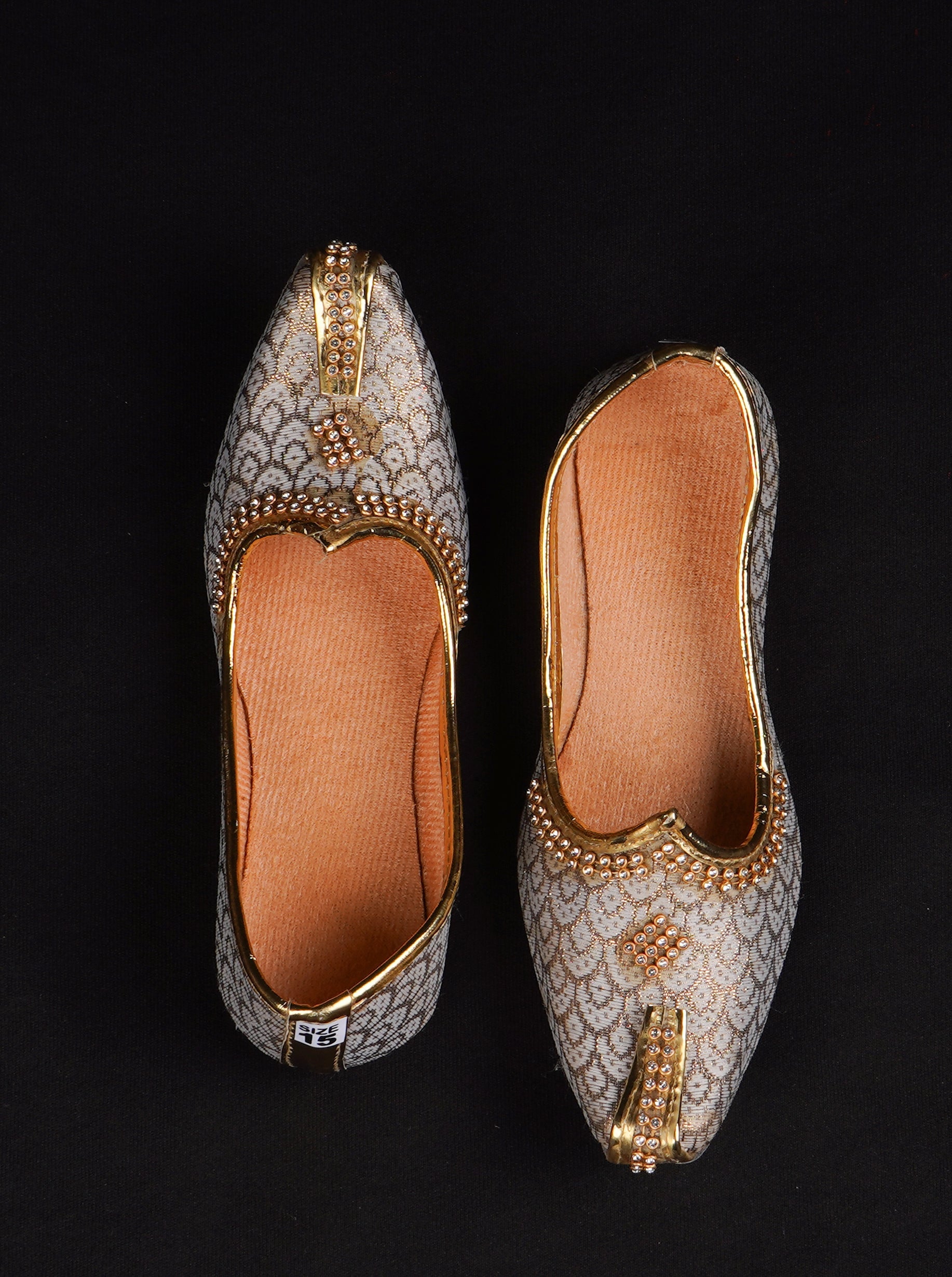 Silver Textured Handcrafted Mojari