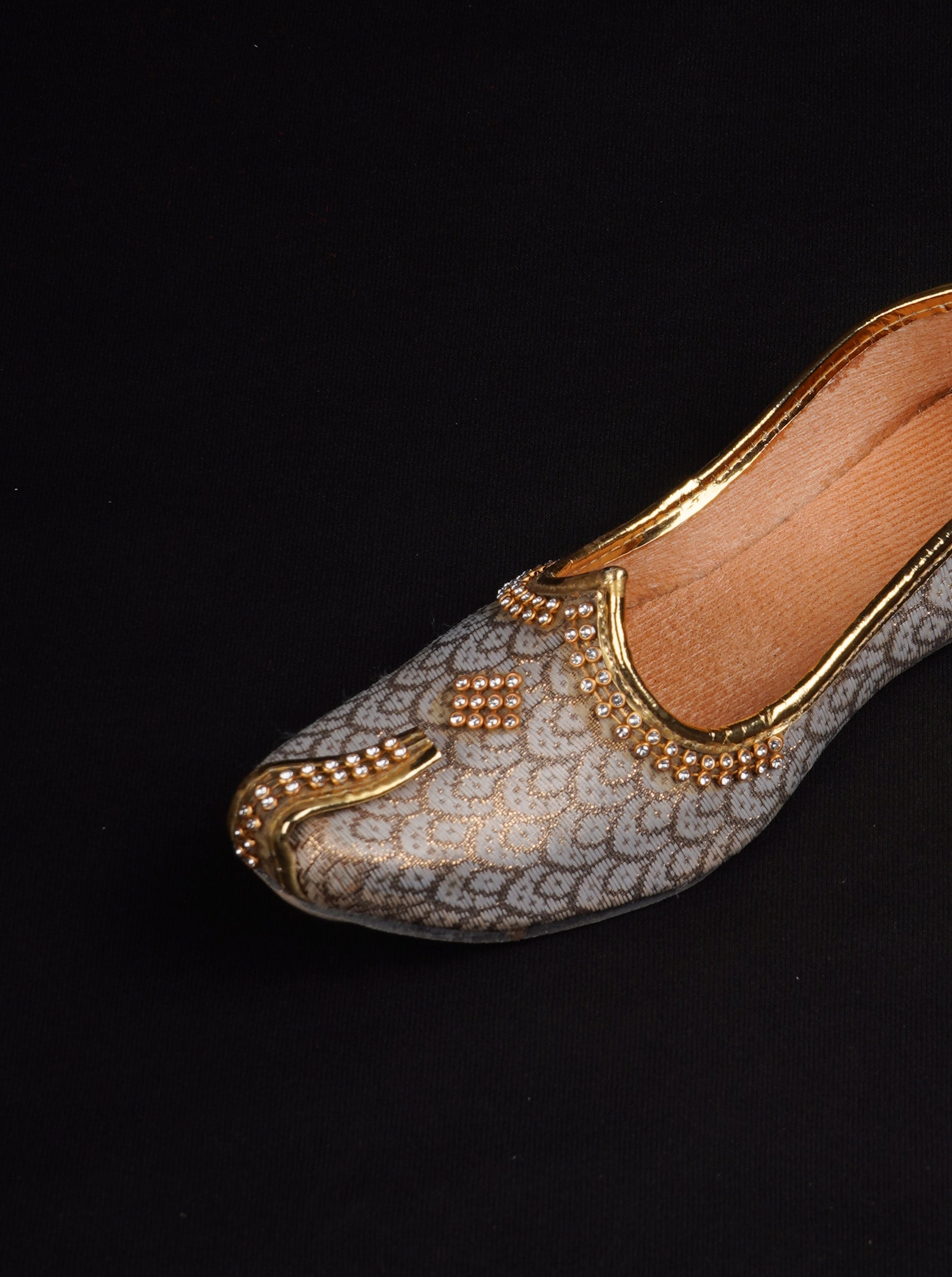 Silver Textured Handcrafted Mojari