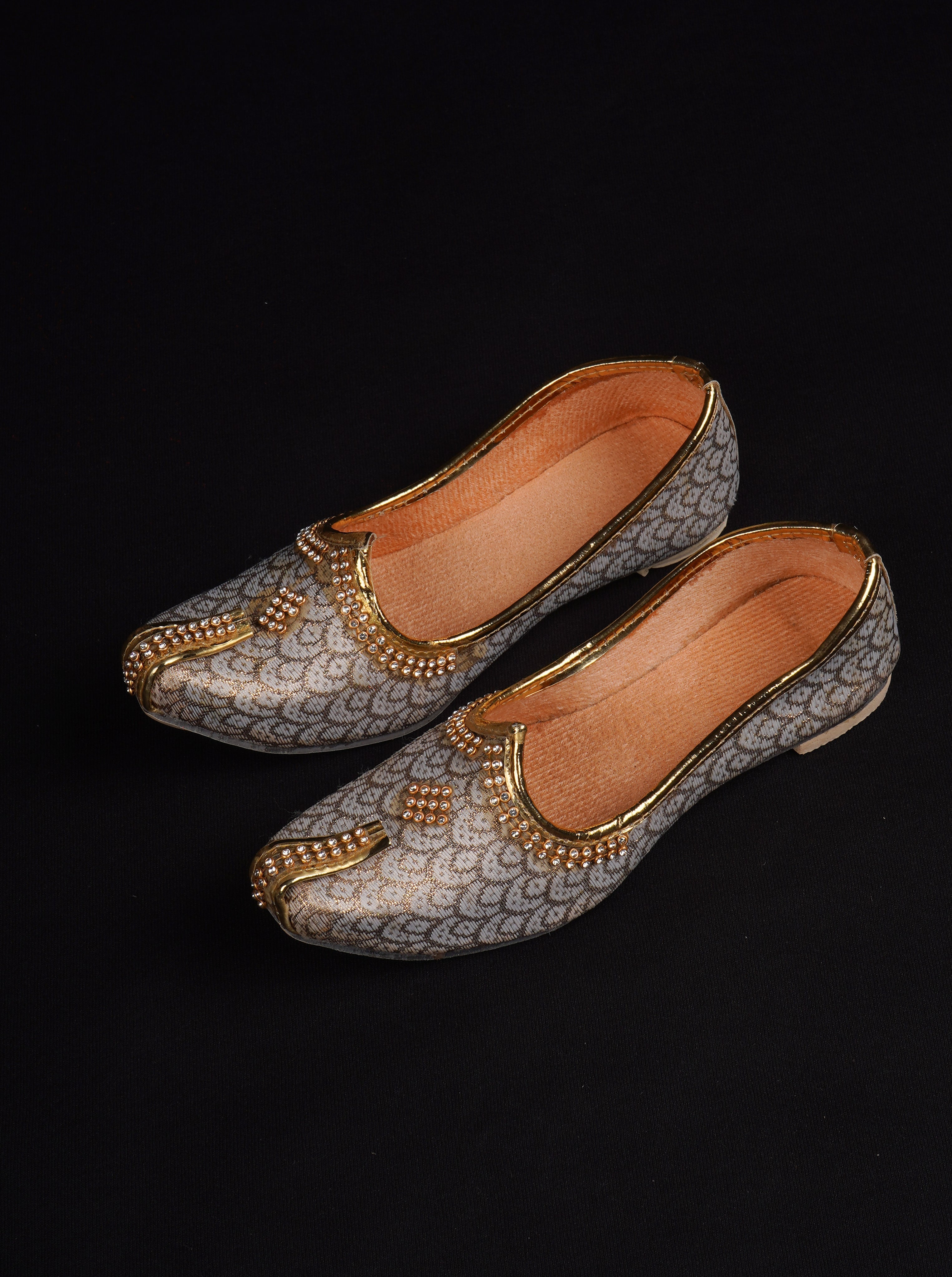 Silver Textured Handcrafted Mojari