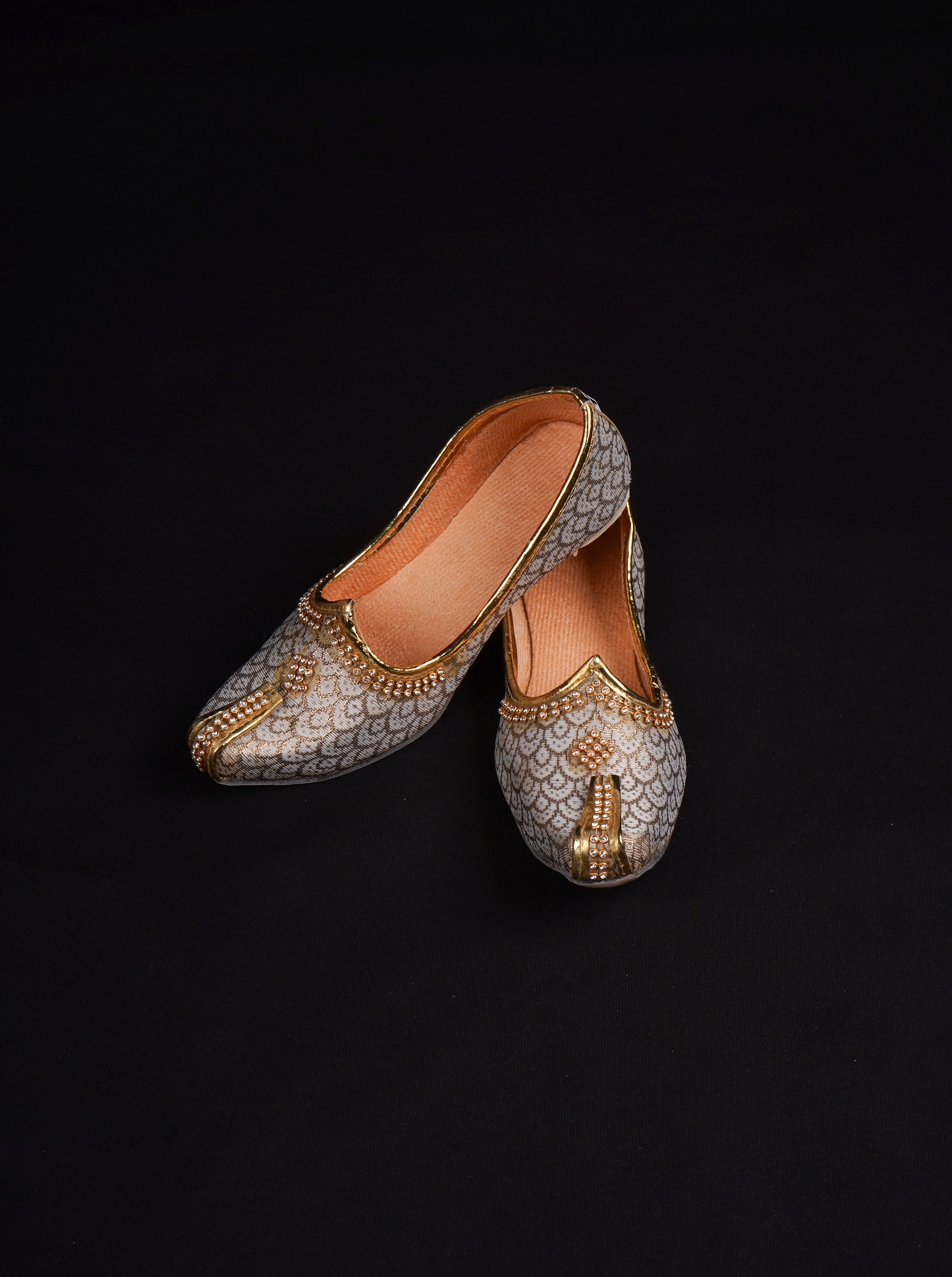 Silver Textured Handcrafted Mojari