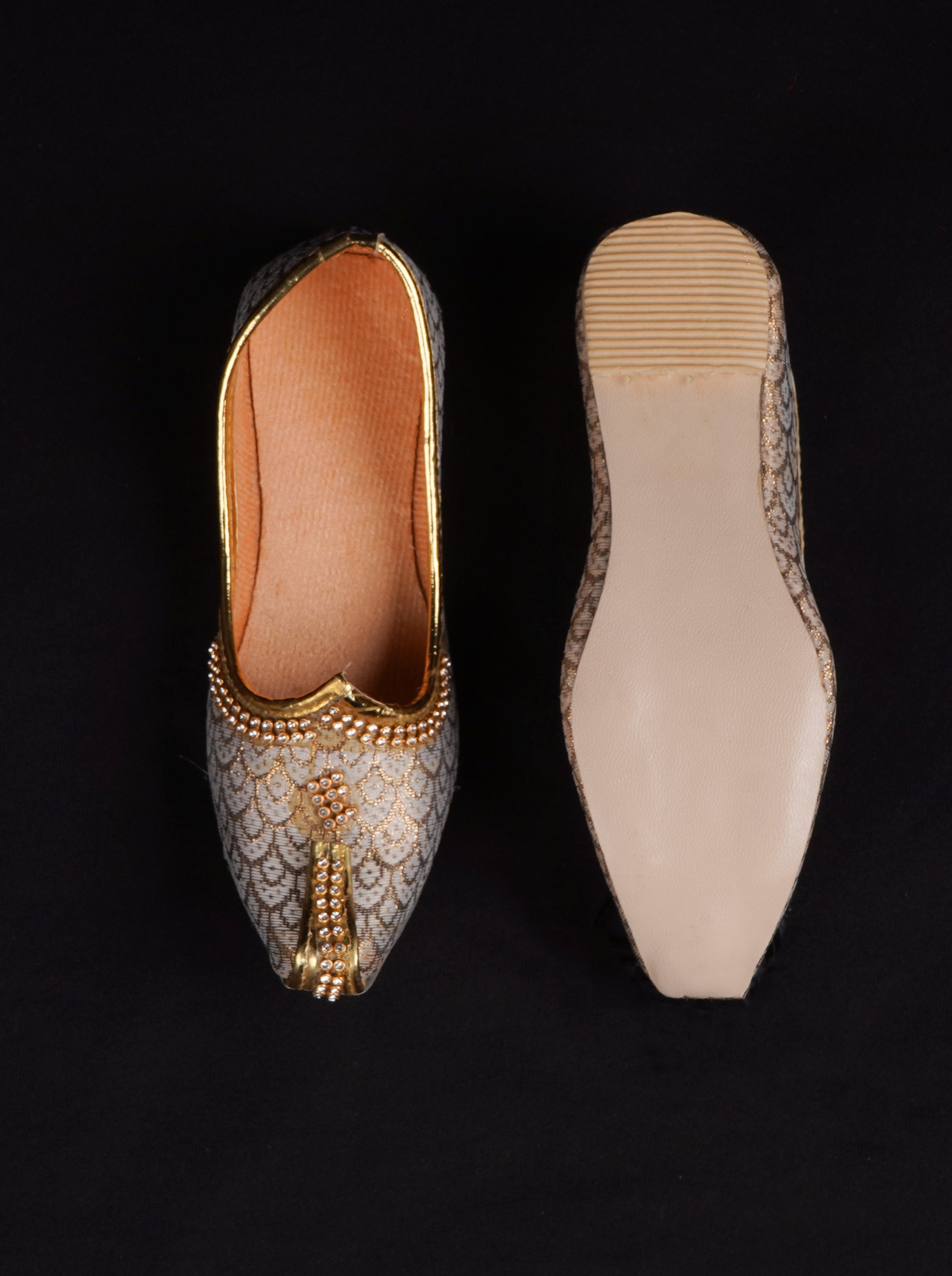 Silver Textured Handcrafted Mojari