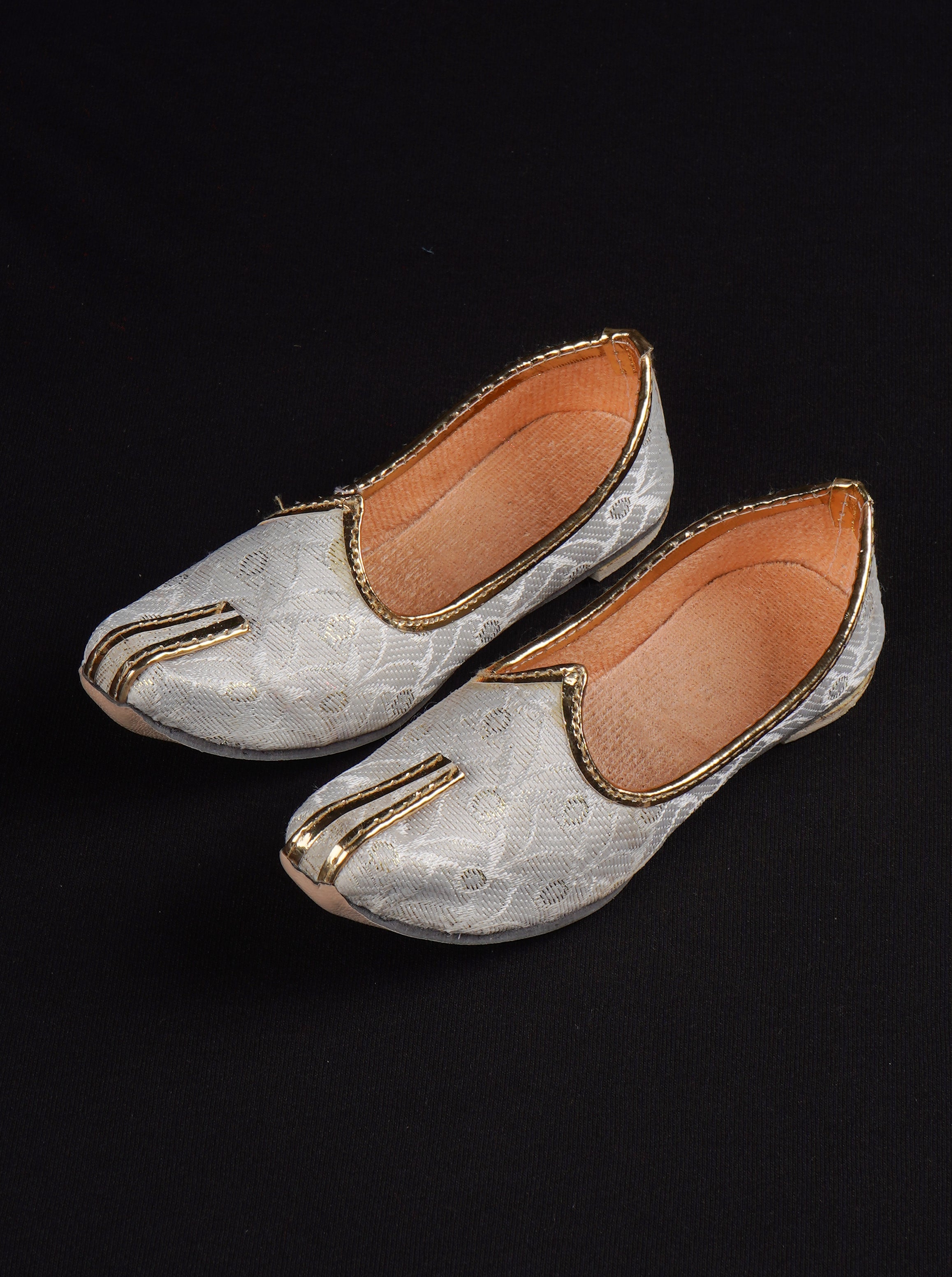 Off White Textured Closed Toe Mojari