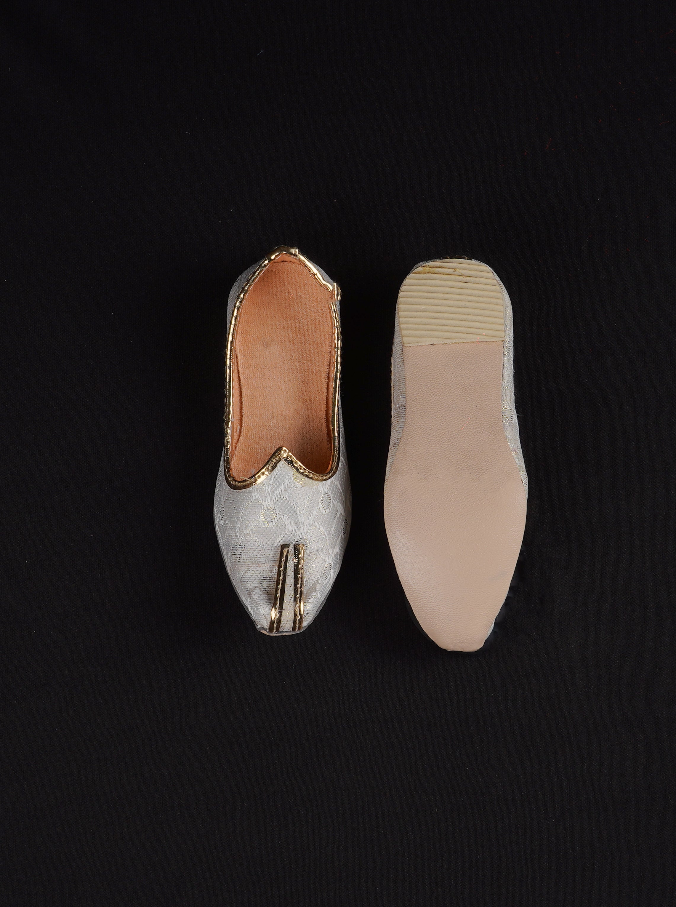 Off White Textured Closed Toe Mojari