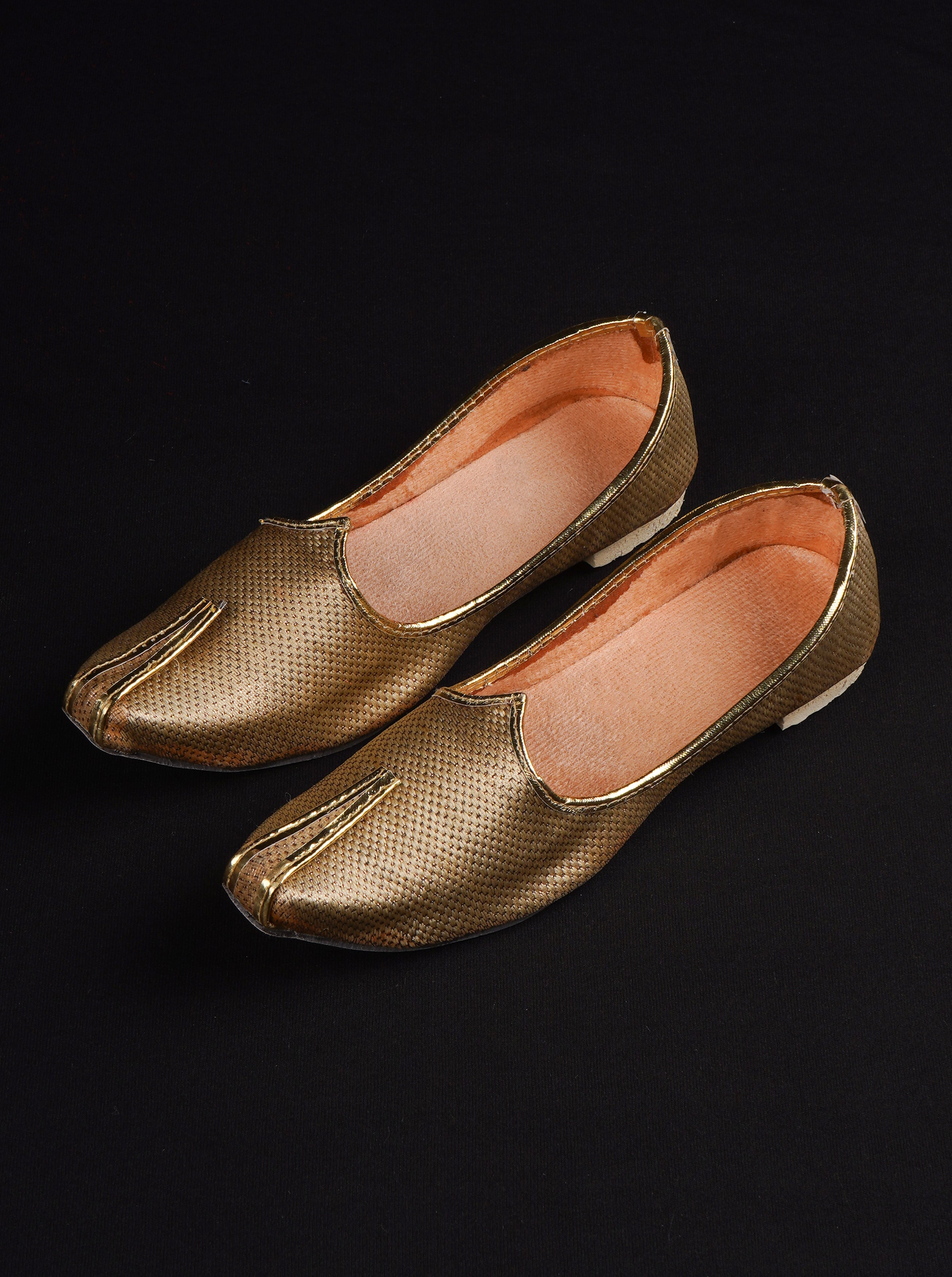 Gold Textured Heritage Pointed Mojari Shoes