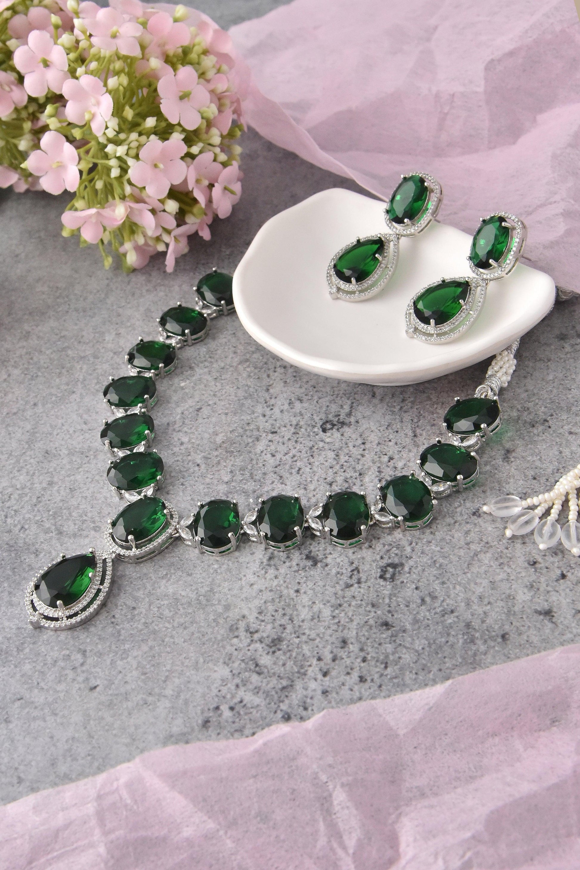 Glimmering Emerald Zirconia Necklace Ensemble - Dyulokha