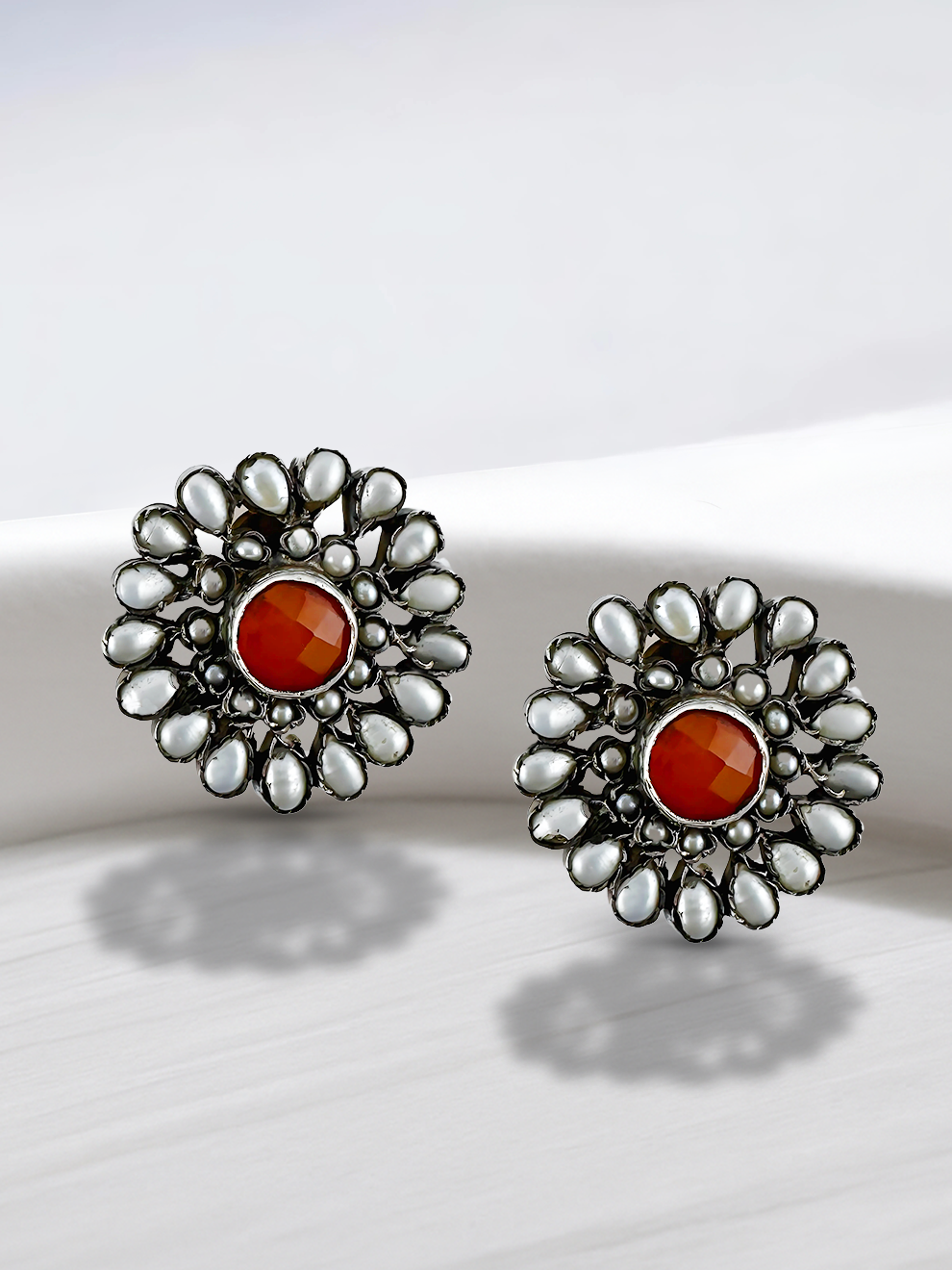 Eclat Contrast Studs