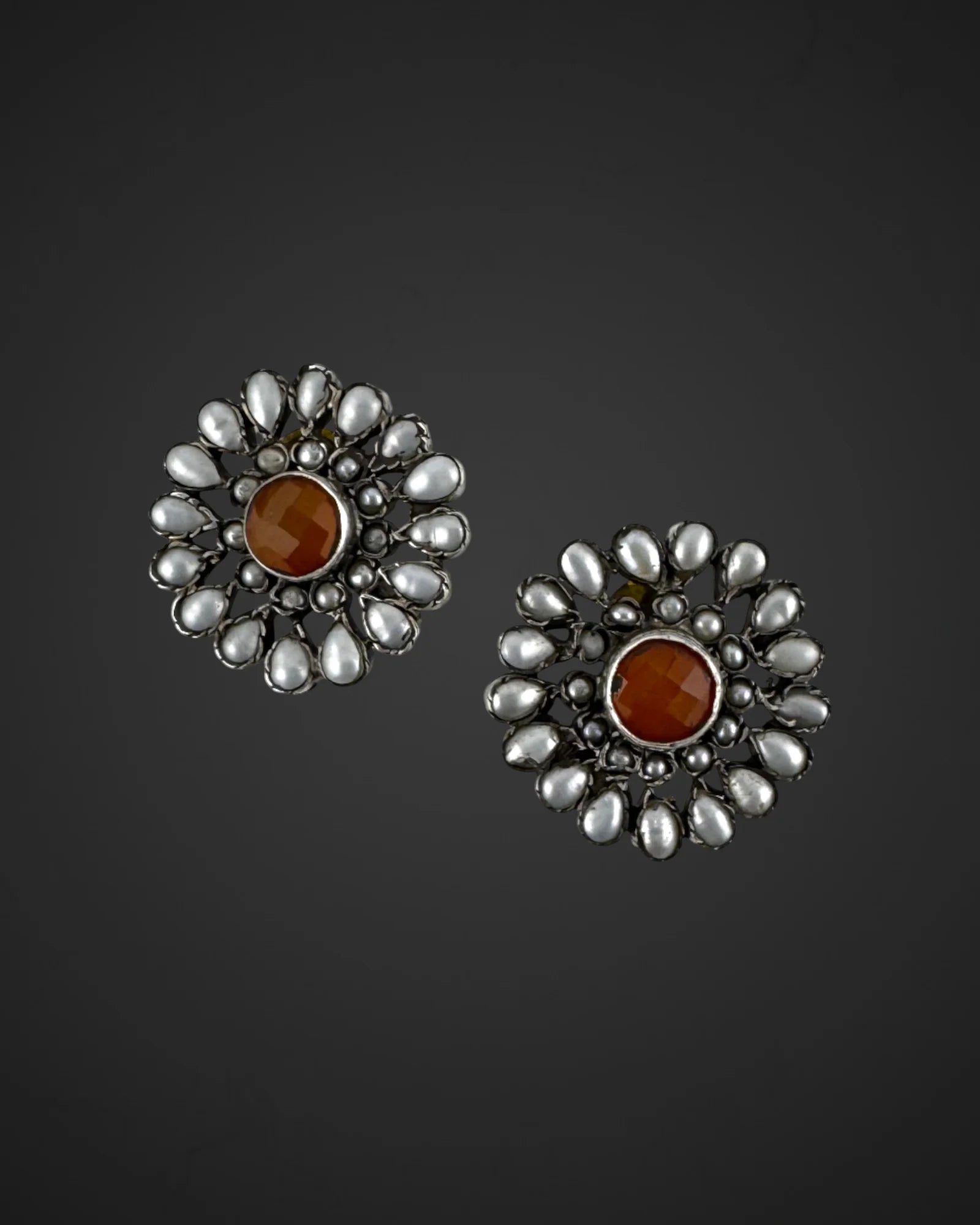 Eclat Contrast Studs