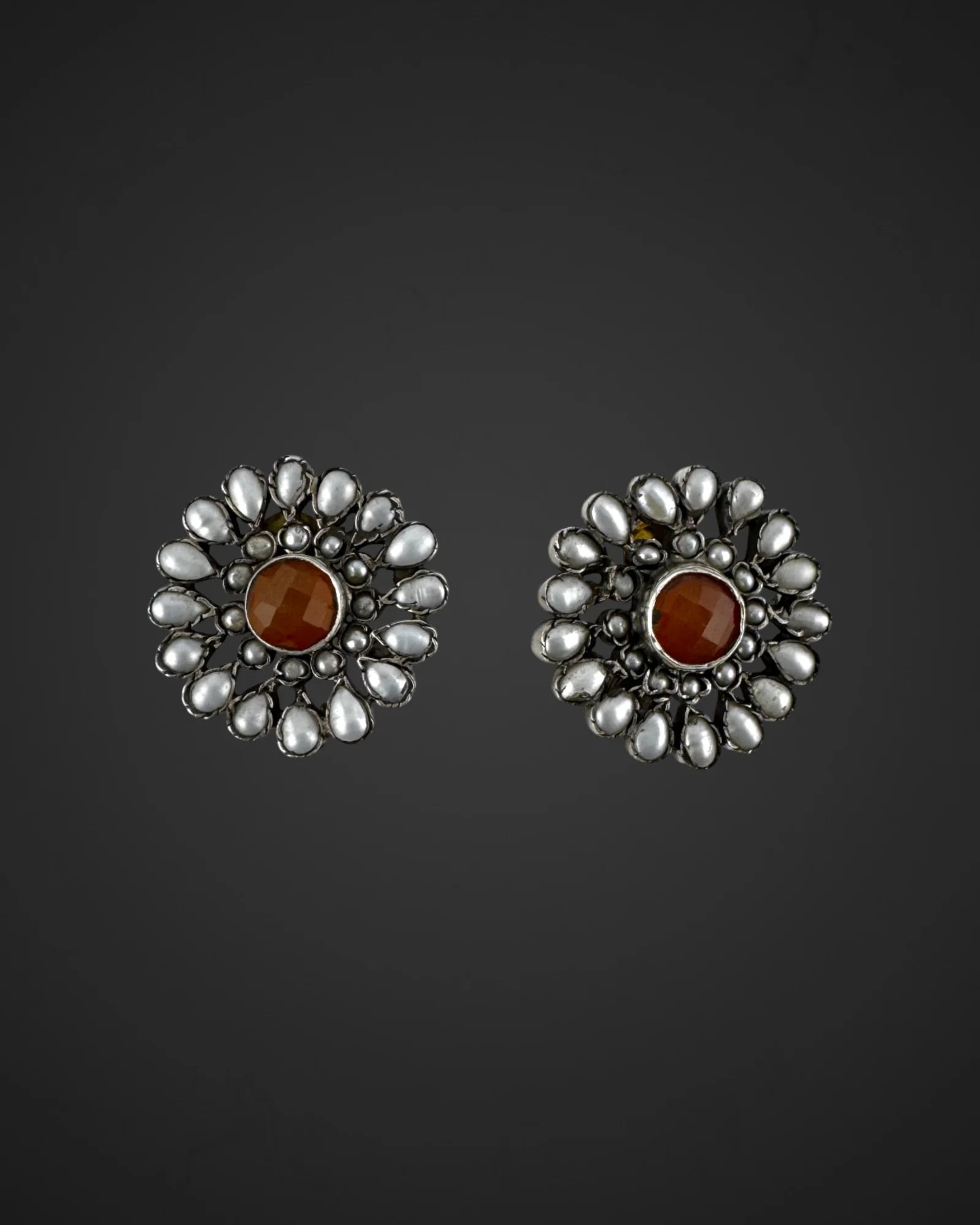 Eclat Contrast Studs