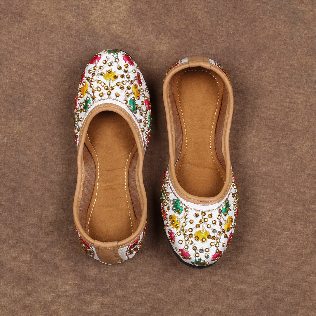 Off White Soft Closed Toe Ethnic Jutti