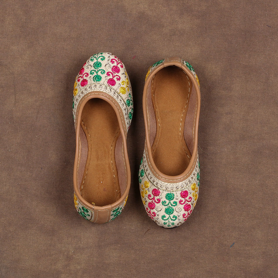 Handcrafted Beige Closed Toe Ethnic Jutti