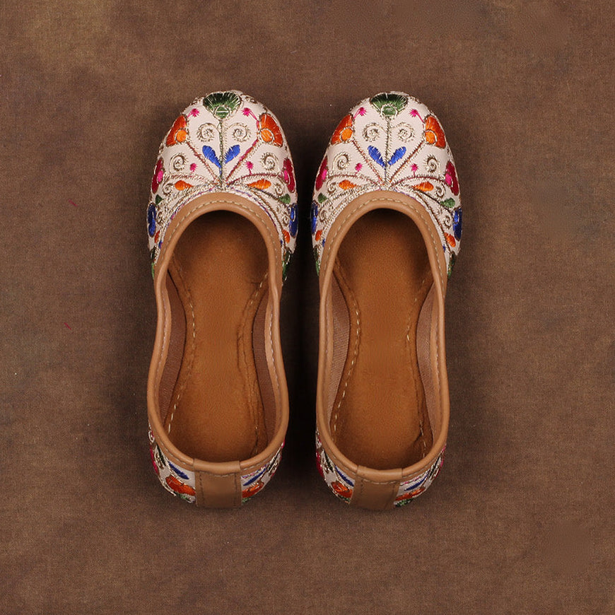 Textured Beige Closed Toe Jutti