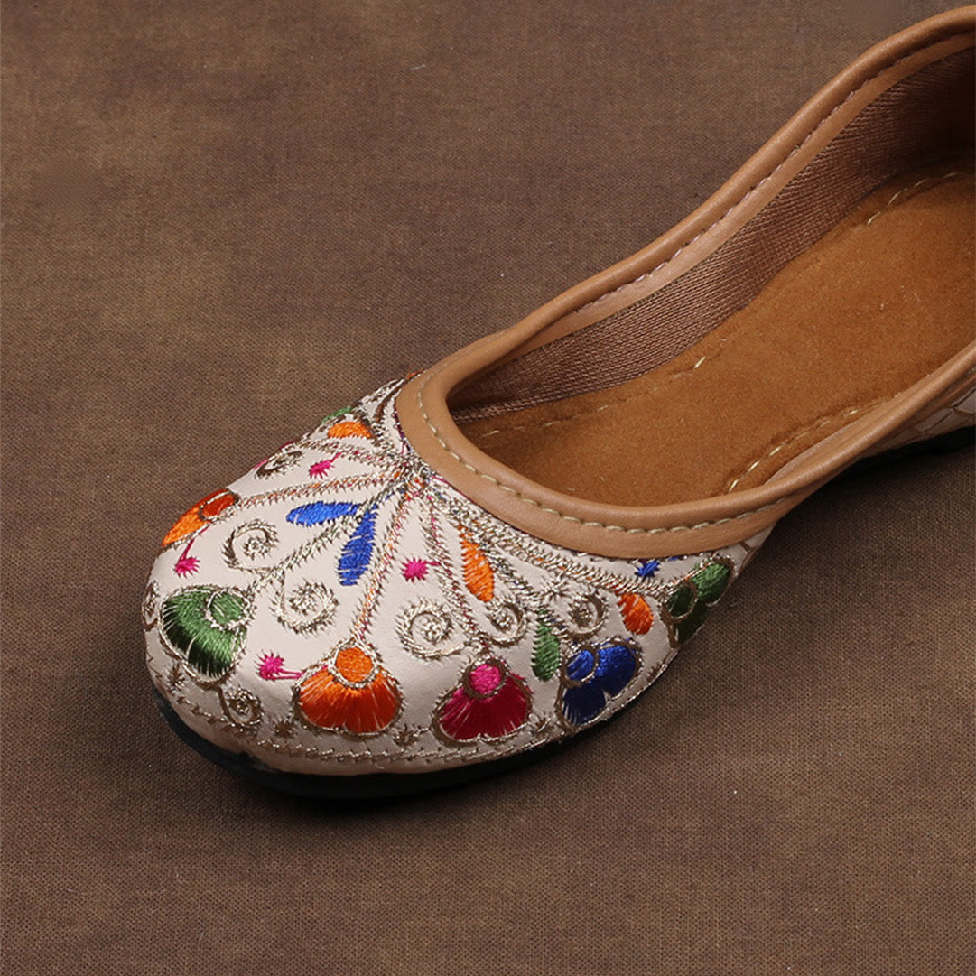Textured Beige Closed Toe Jutti