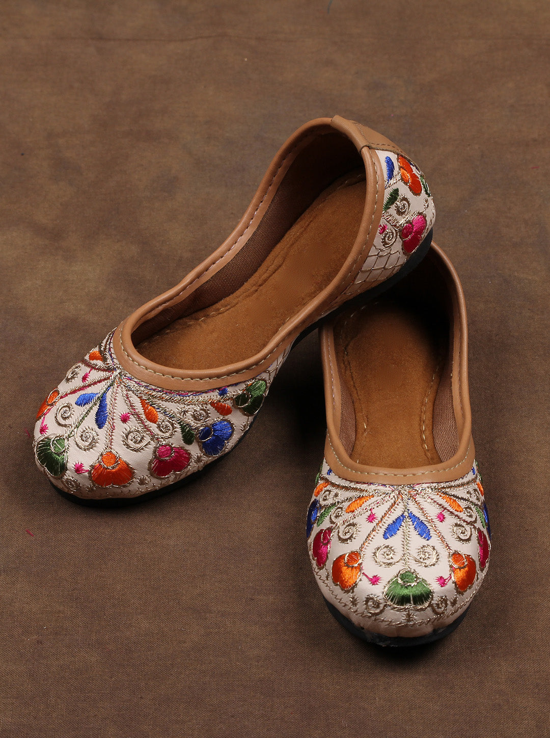 Textured Beige Closed Toe Jutti
