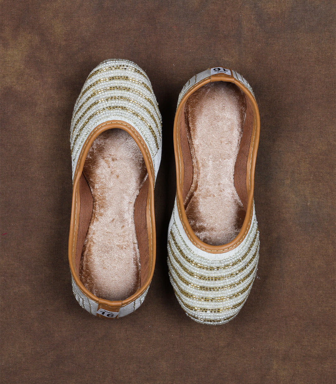 Padded Off White Round Toe Artisan Jutti