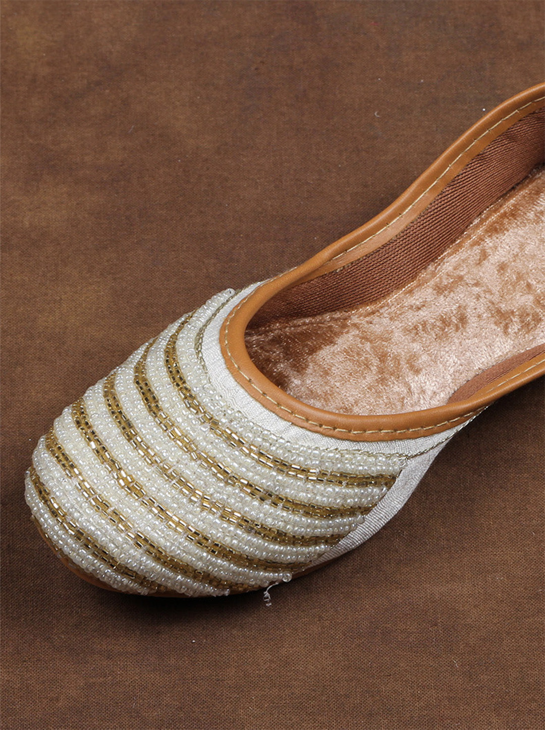 Padded Off White Round Toe Artisan Jutti