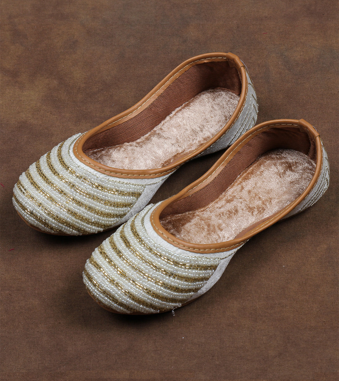 Padded Off White Round Toe Artisan Jutti