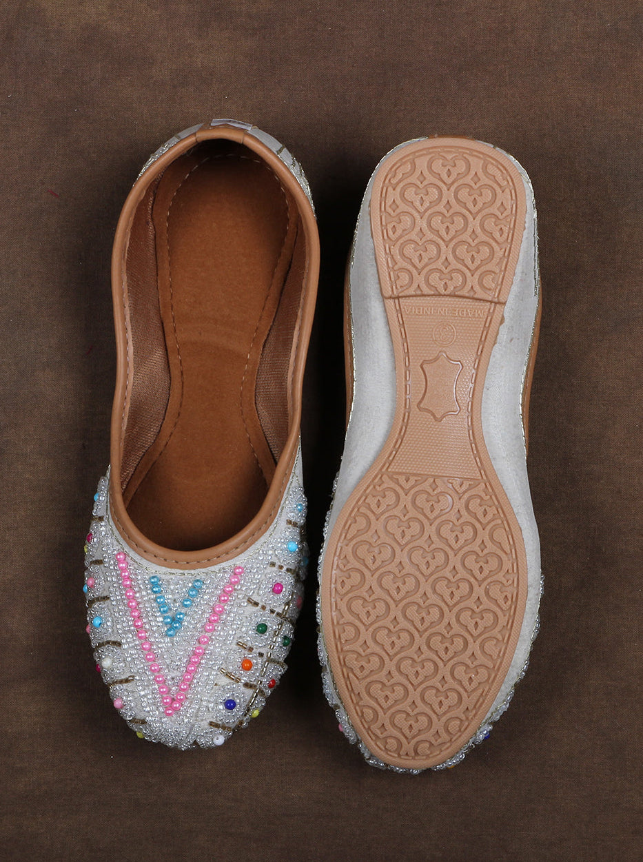 Traditional White Artisan Round Toe Jutti
