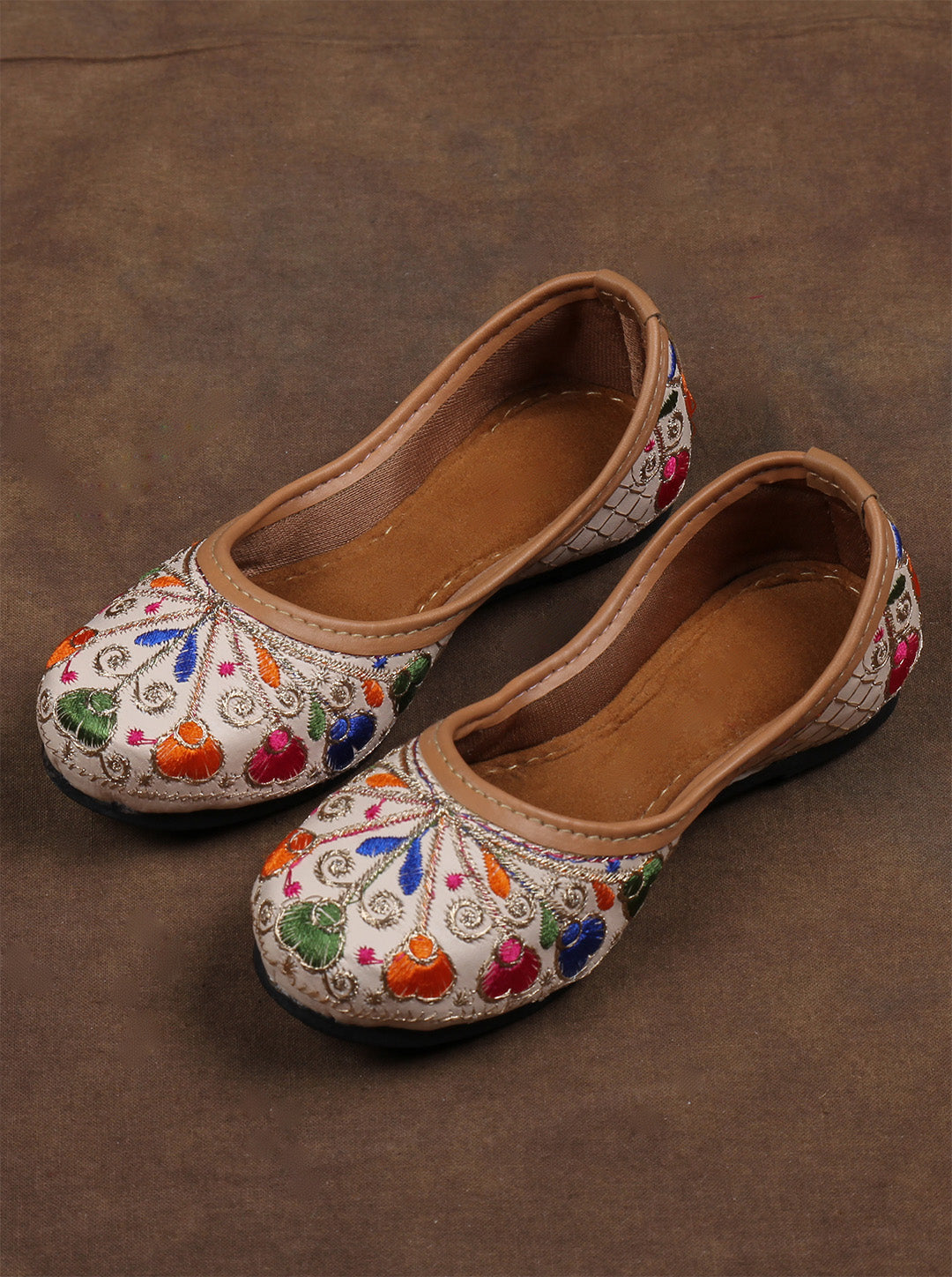 Textured Beige Closed Toe Jutti