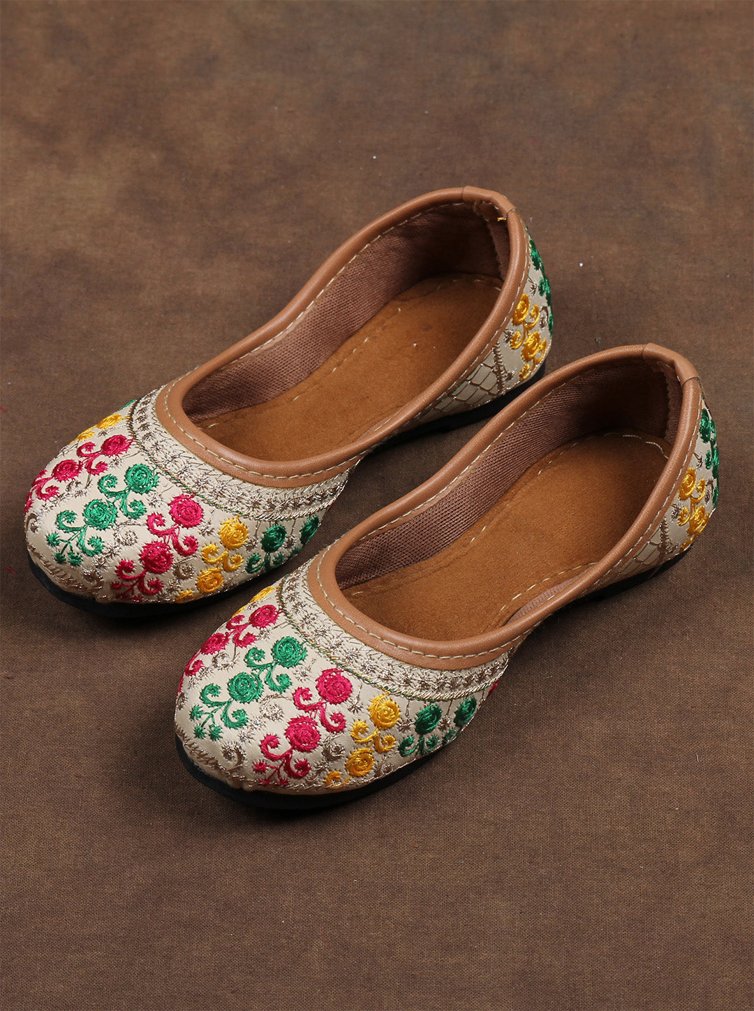 Handcrafted Beige Closed Toe Ethnic Jutti