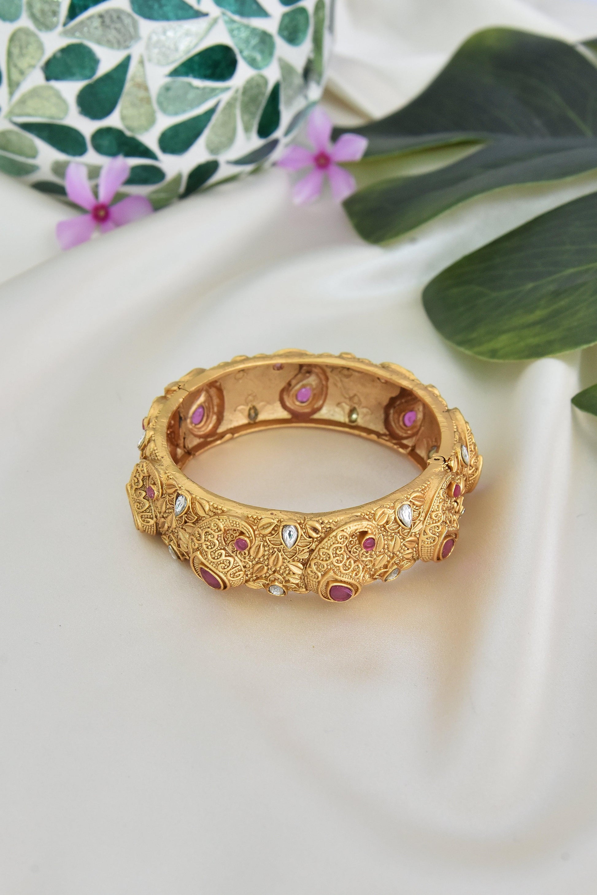 Radiant Reverence Kundan Bangle - Dyulokha