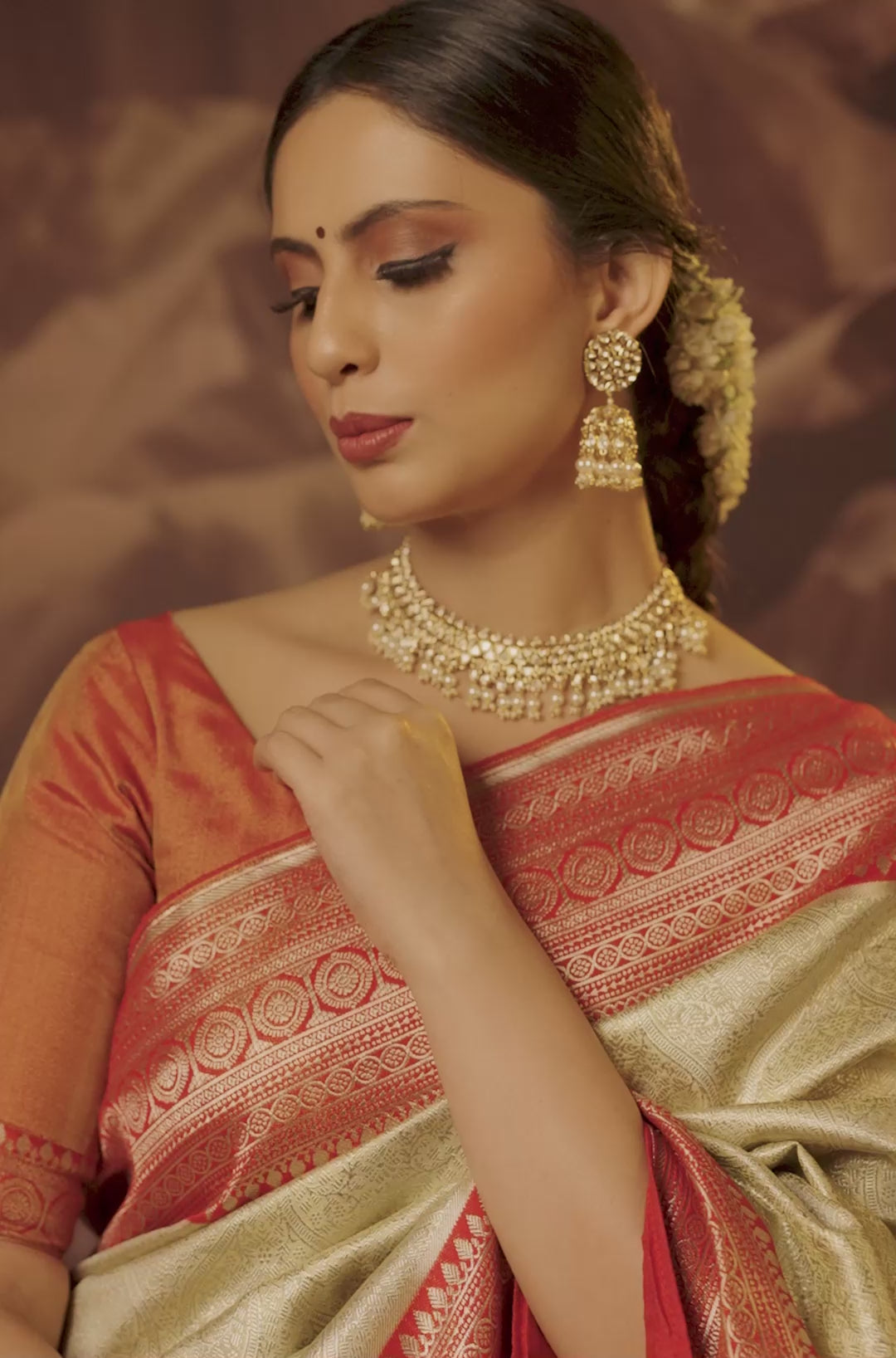 Load video: Beauty &amp; Opulence Kundan Set